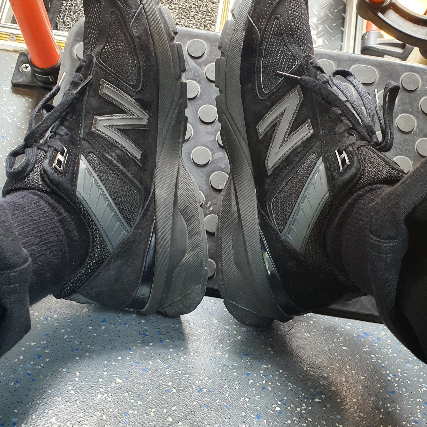 New Balance 990v5 Made in USA Triple Black - D Standard 착용 스타일