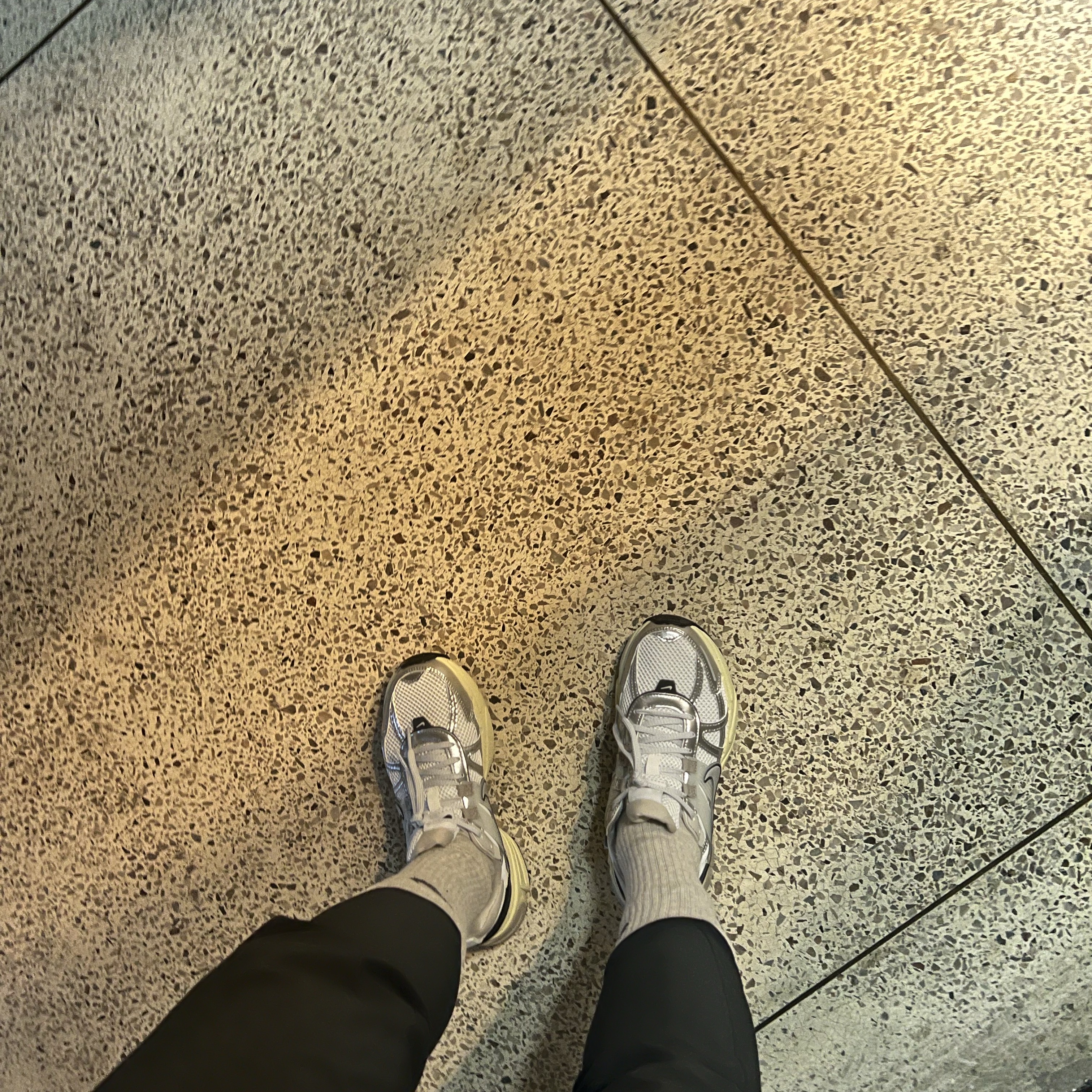 Nike V2K Run Summit White Metallic Silver 착용 스타일