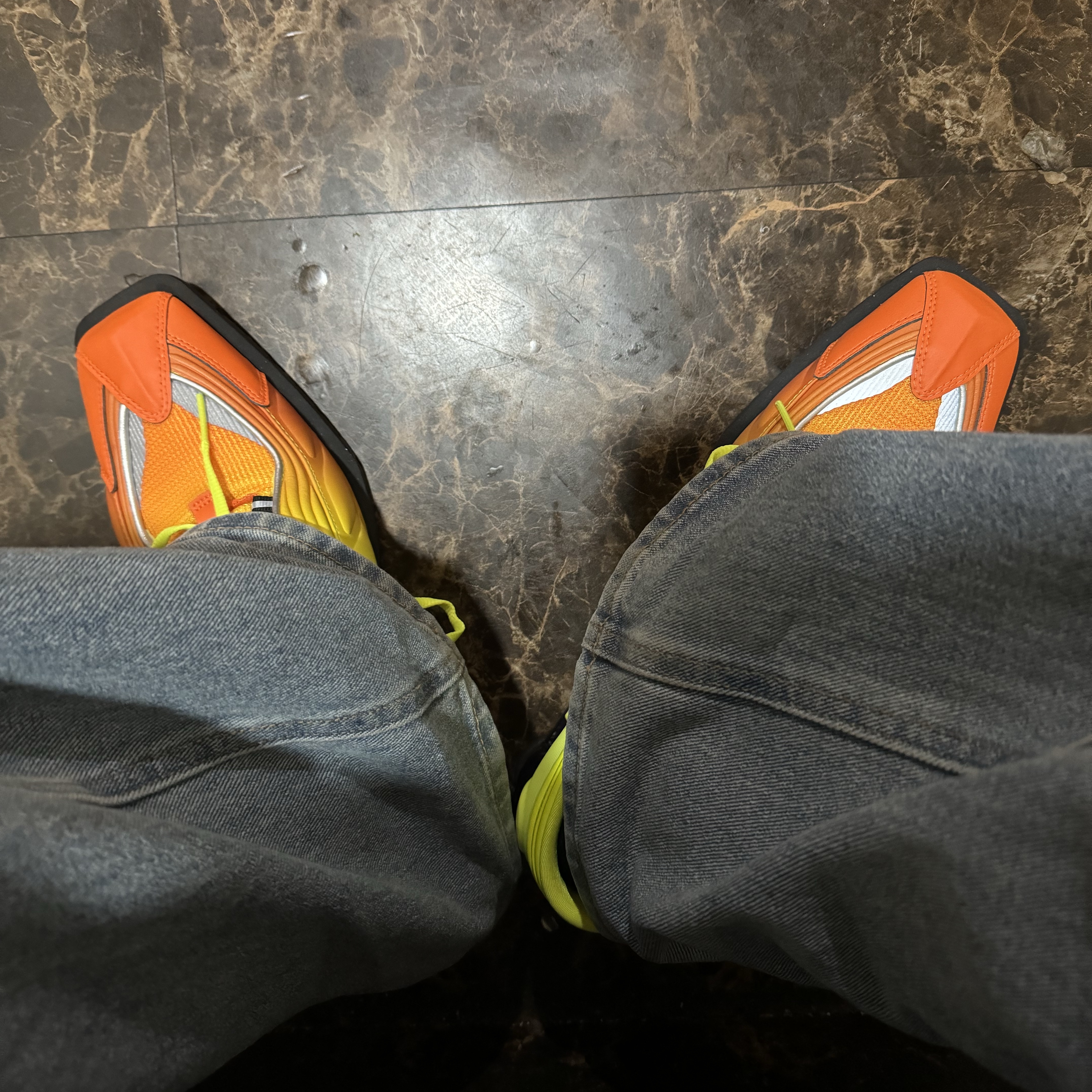 Nike x Martine Rose Shox MR4 Safety Orange 착용 스타일 - 1