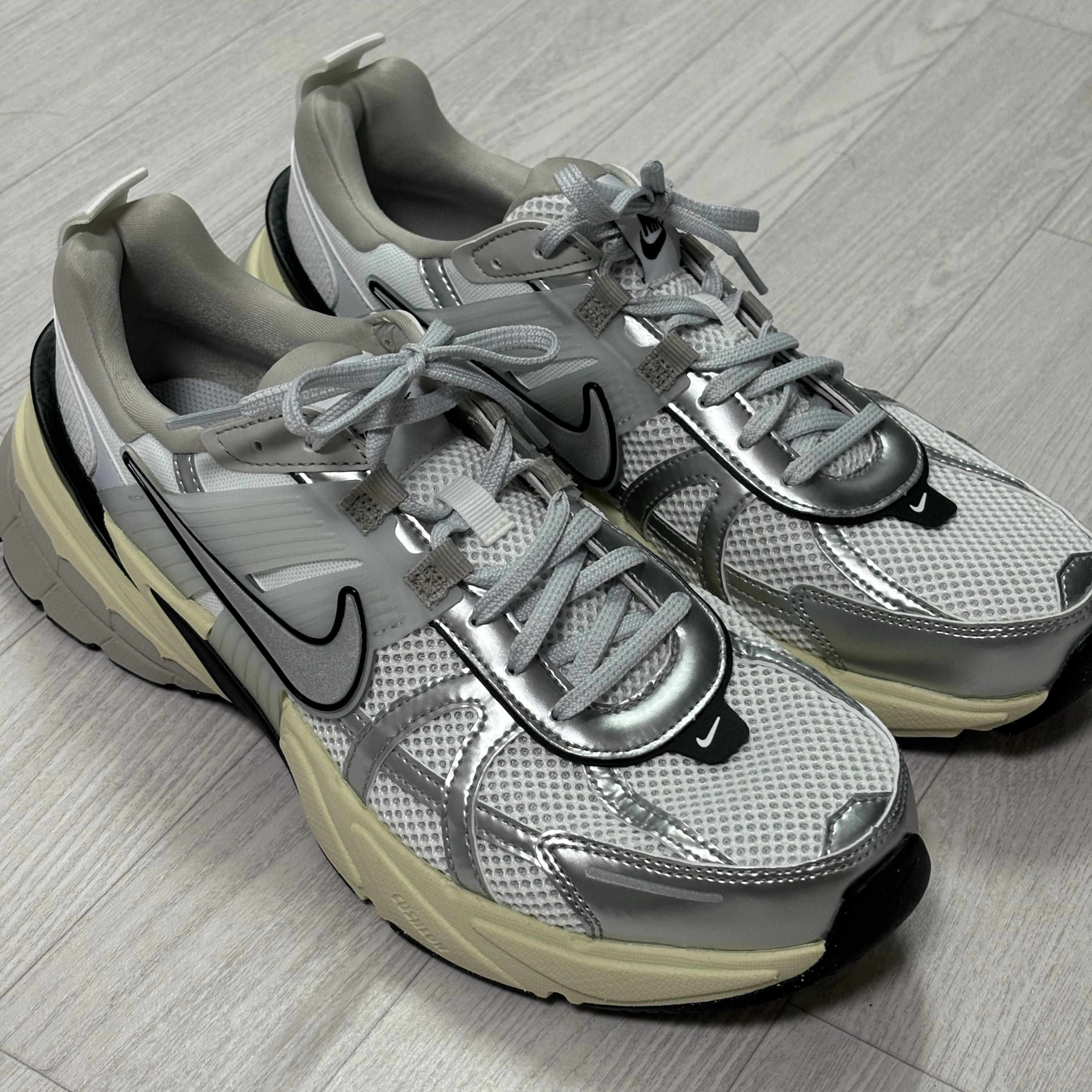 Nike V2K Run Summit White Metallic Silver, Dr. Martens 1461 Mono Black 착용 스타일 - 2
