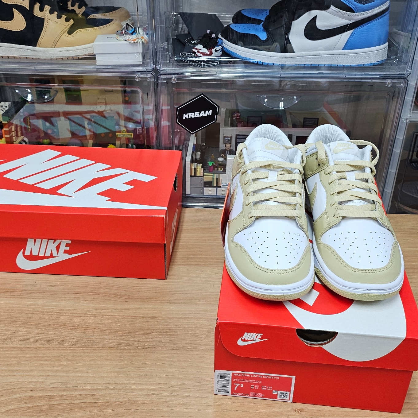 Nike Air Force 1 '07 LV8 Midnight Navy, Nike Dunk Low Team Gold and White 착용 스타일 - 6