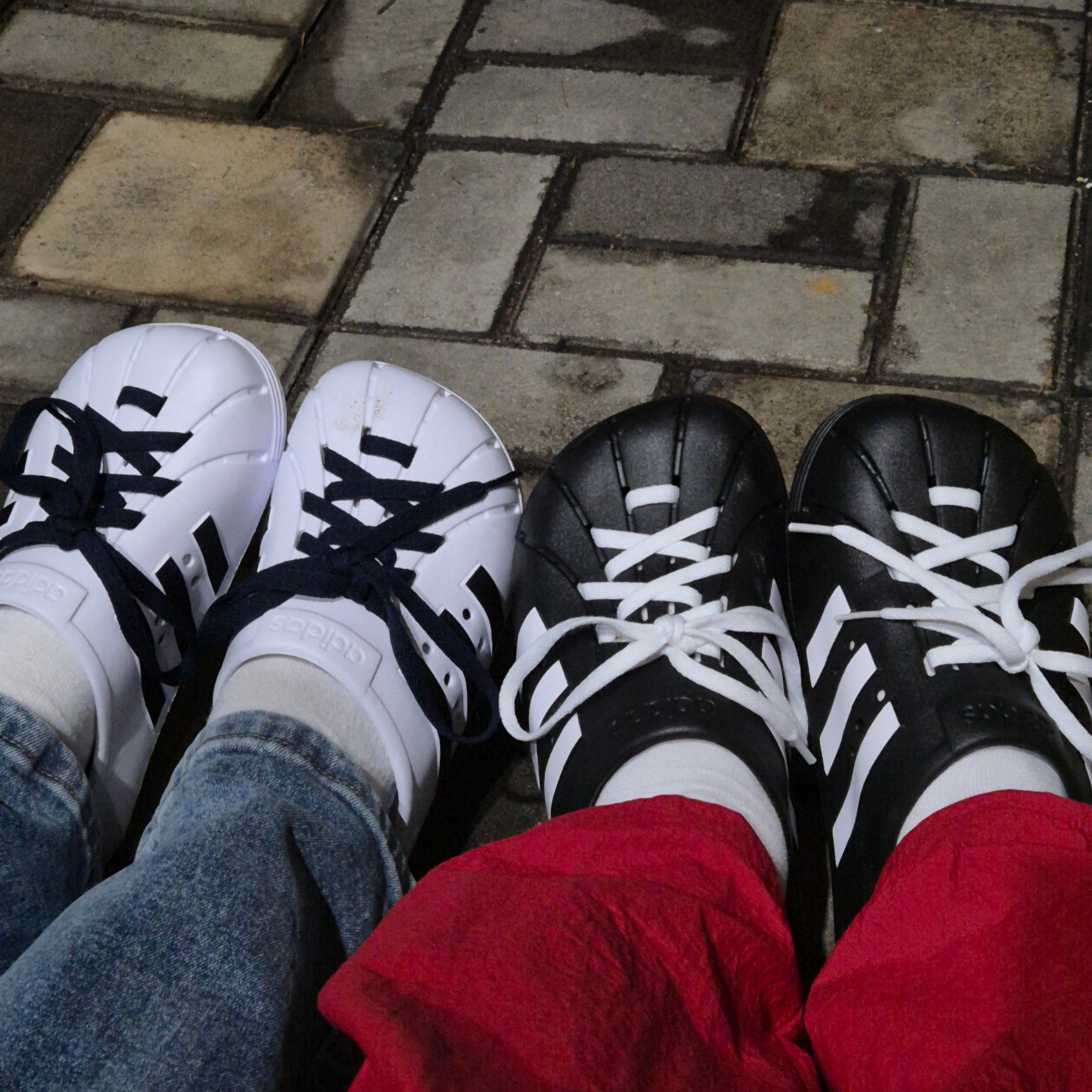 Adidas Adilette Clog Black White, Adidas Adilette Clog White Black 착용 스타일