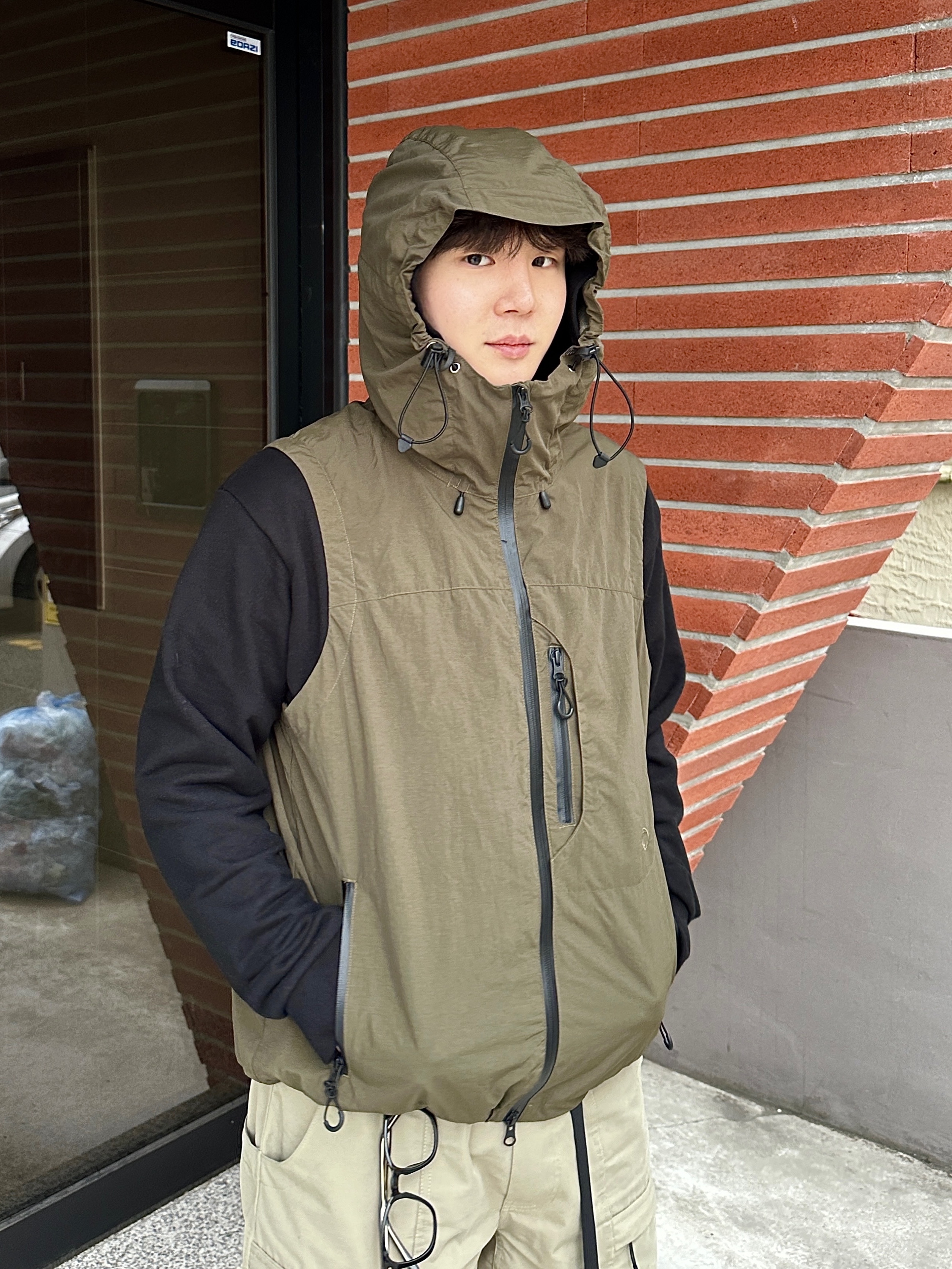 Nike x Jacquemus J Force 1 Low LX SP White, [KREAM 단독] Safarispot Basic Safari Hoodie Black 착용 스타일 - 3