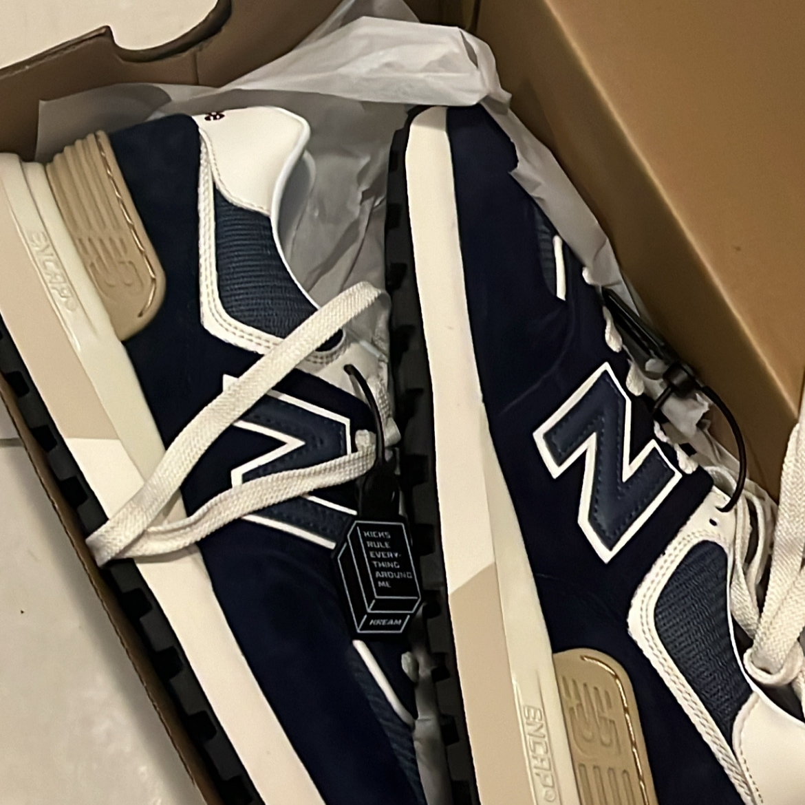 New Balance 574 Legacy Navy 착용 스타일 - 2