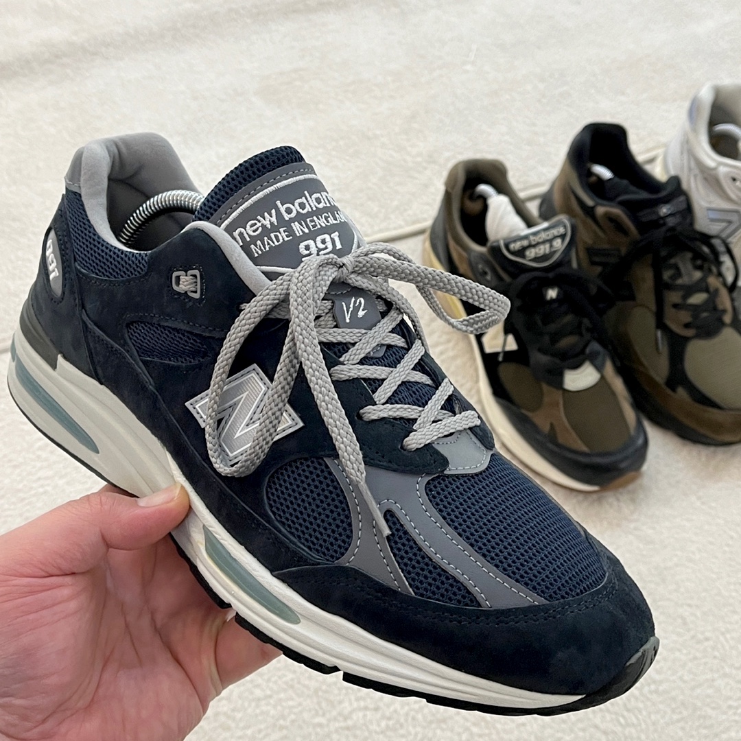 New Balance 991v2 Made in UK Dark Navy Smoked Pearl, New Balance 991.9 Made in UK Caviar & Vodka 착용 스타일 - 1