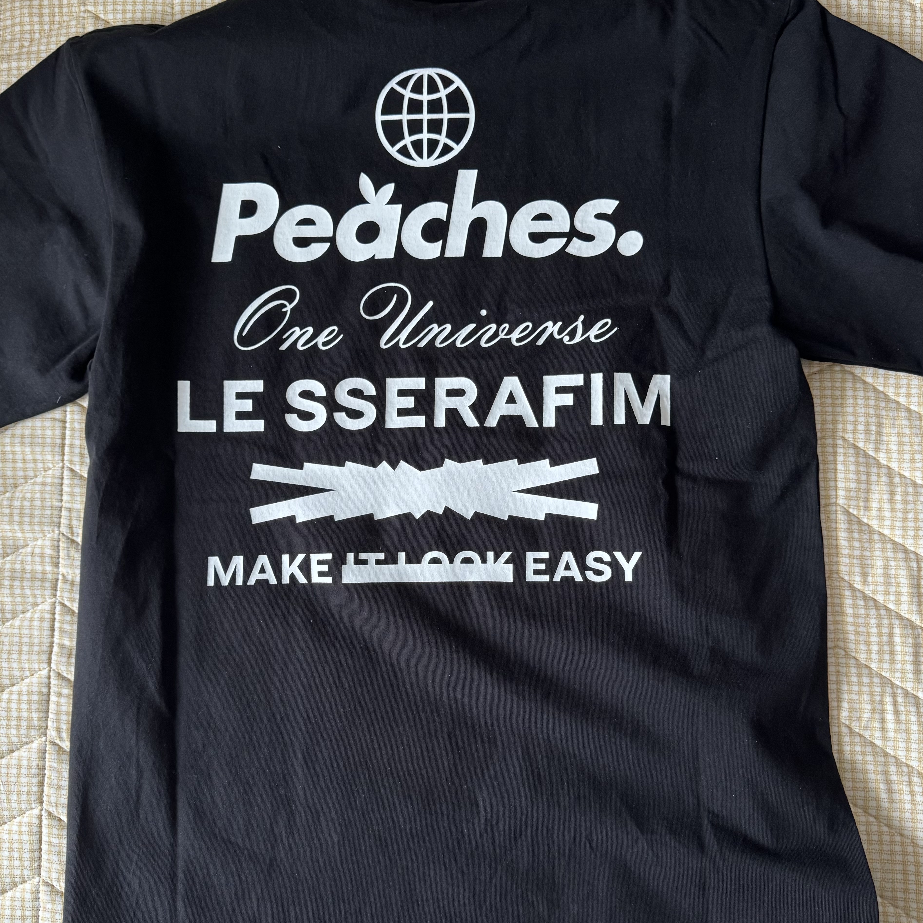LE SSERAFIM x Peaches. Staple S/S T-Shirt Black 착용 스타일 - 2