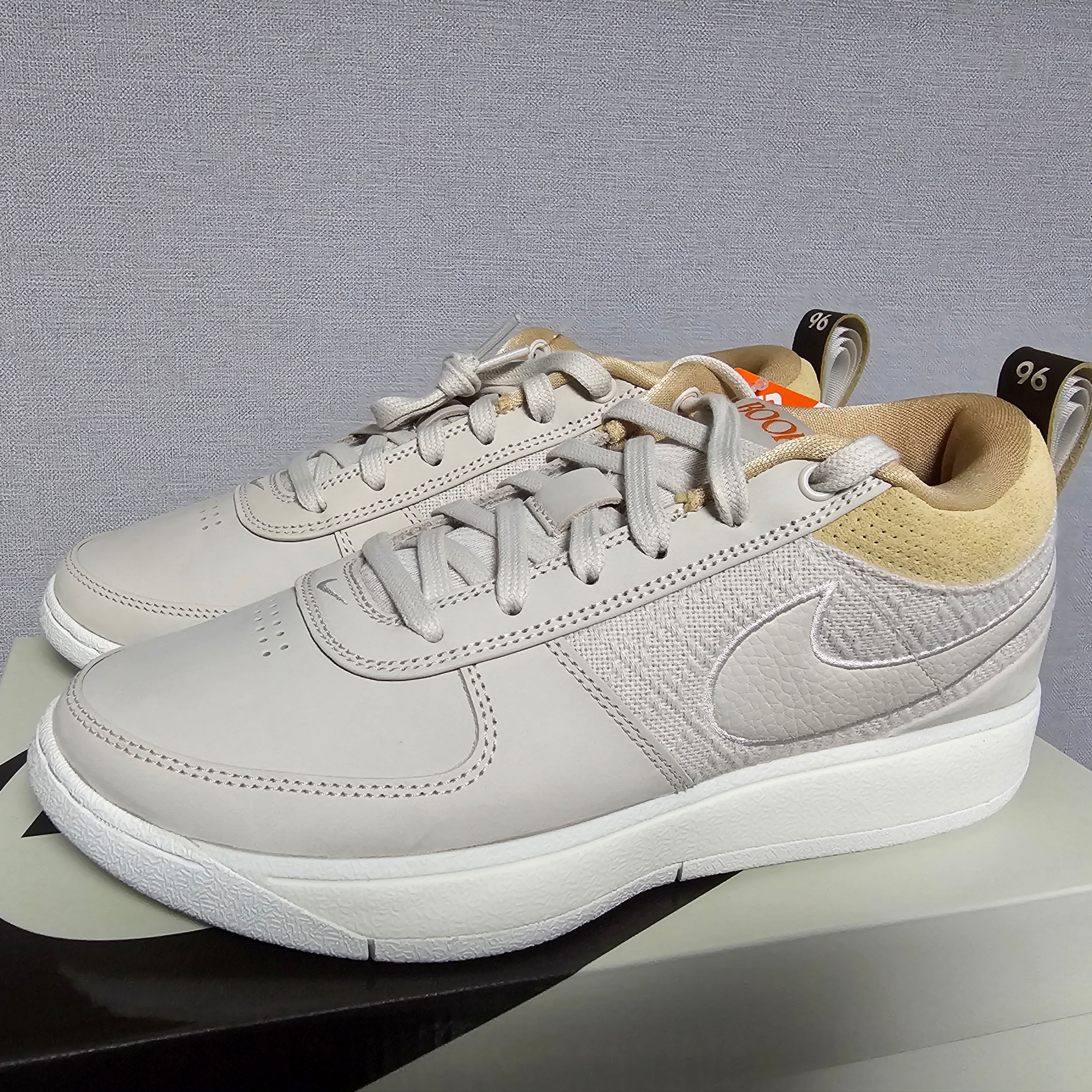 Nike Book 1 EP Light Orewood Brown 착용 스타일 - 1