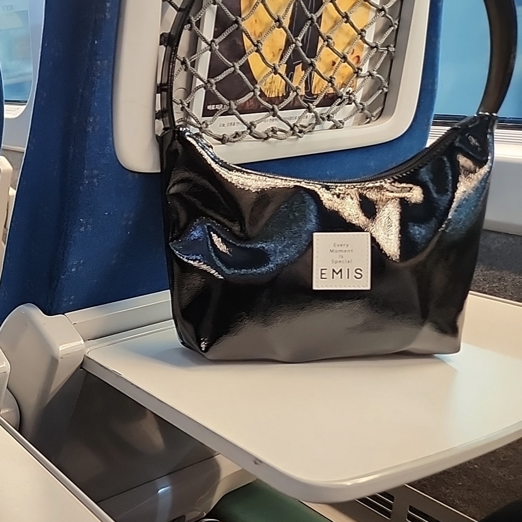 Emis New Enamel Hobo Bag Black 착용 스타일