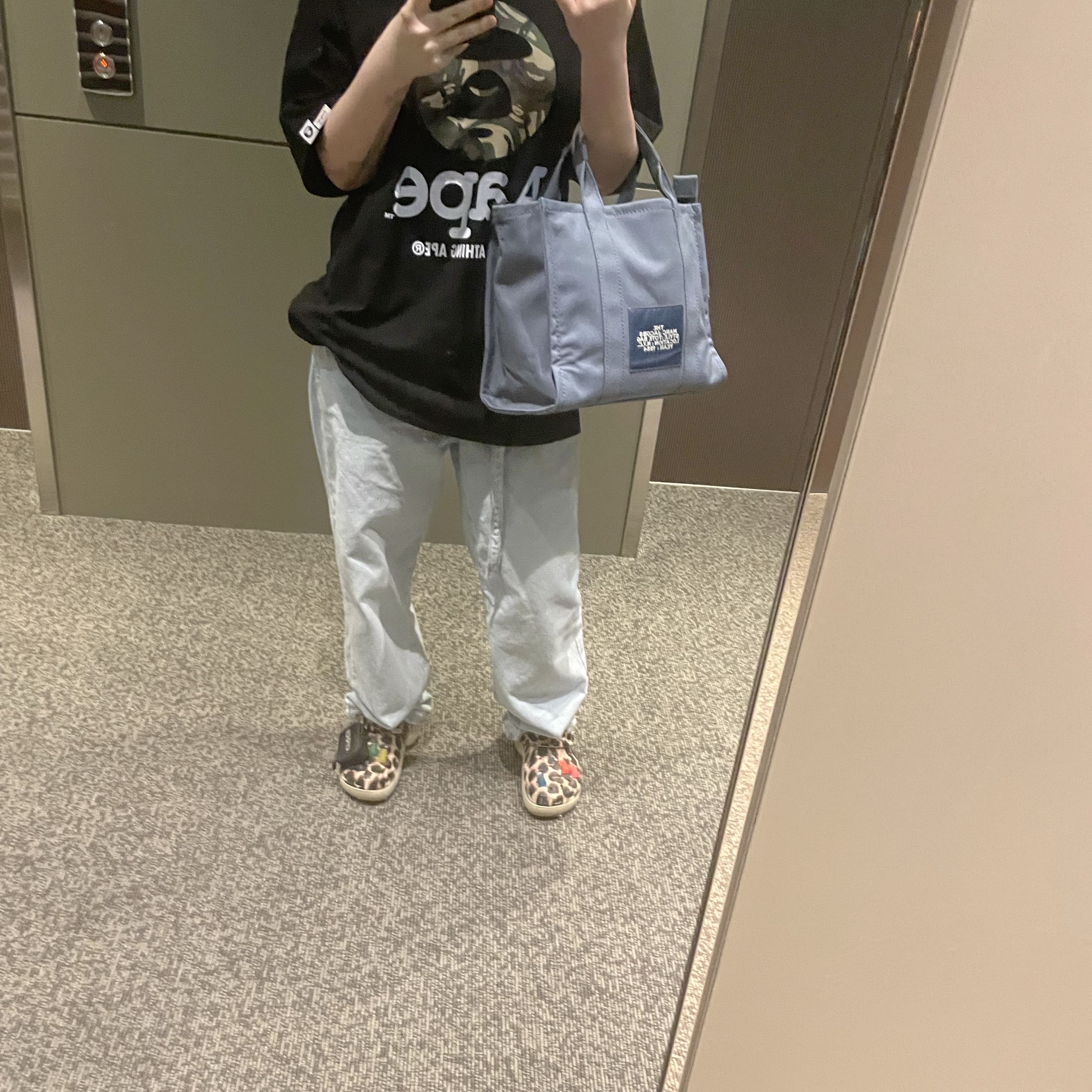 (W) Crocs Classic Platform Clog Leopard, Marc Jacobs The Mini Tote Bag Blue Shadow 착용 스타일