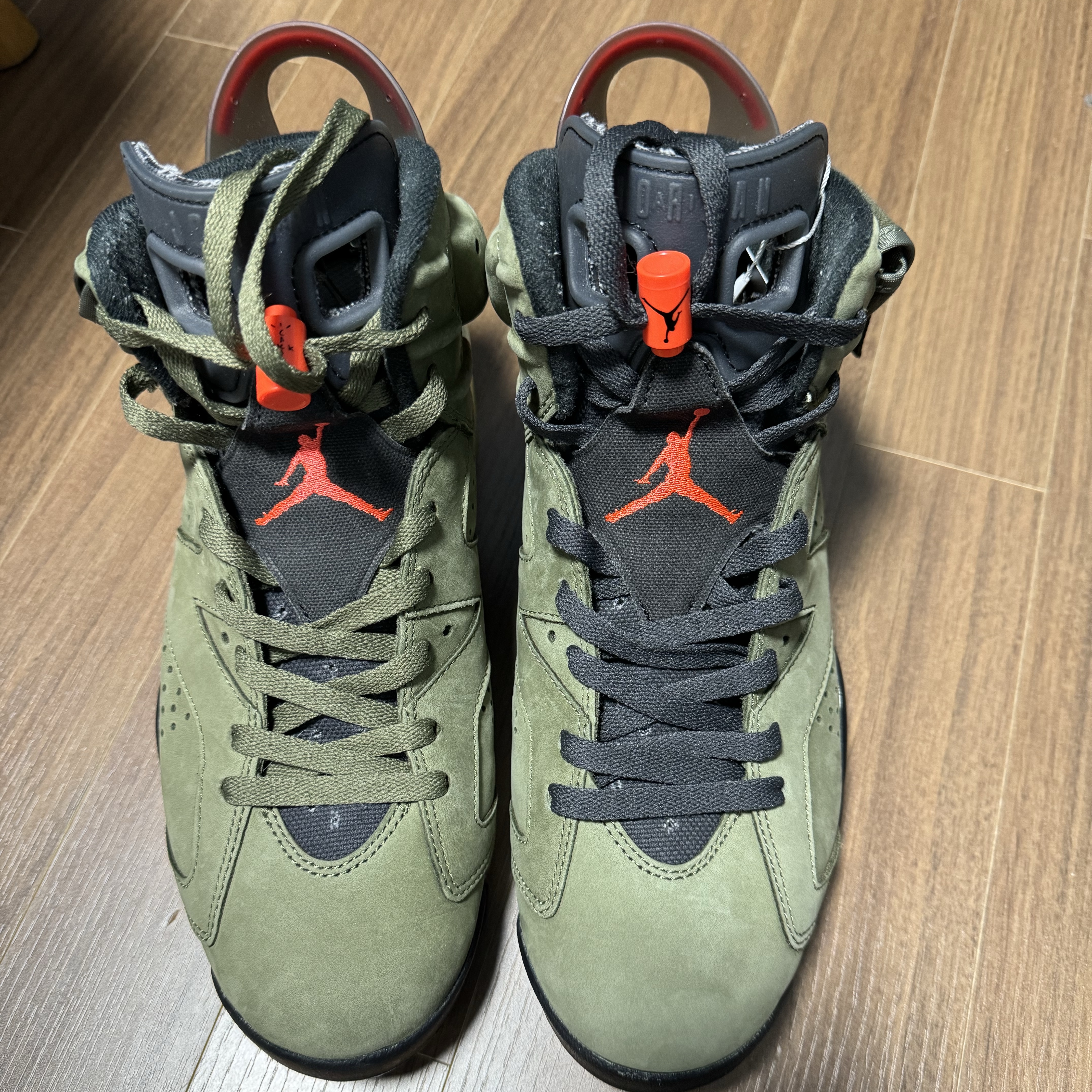 Jordan 6 x Travis Scott Retro Olive 착용 스타일