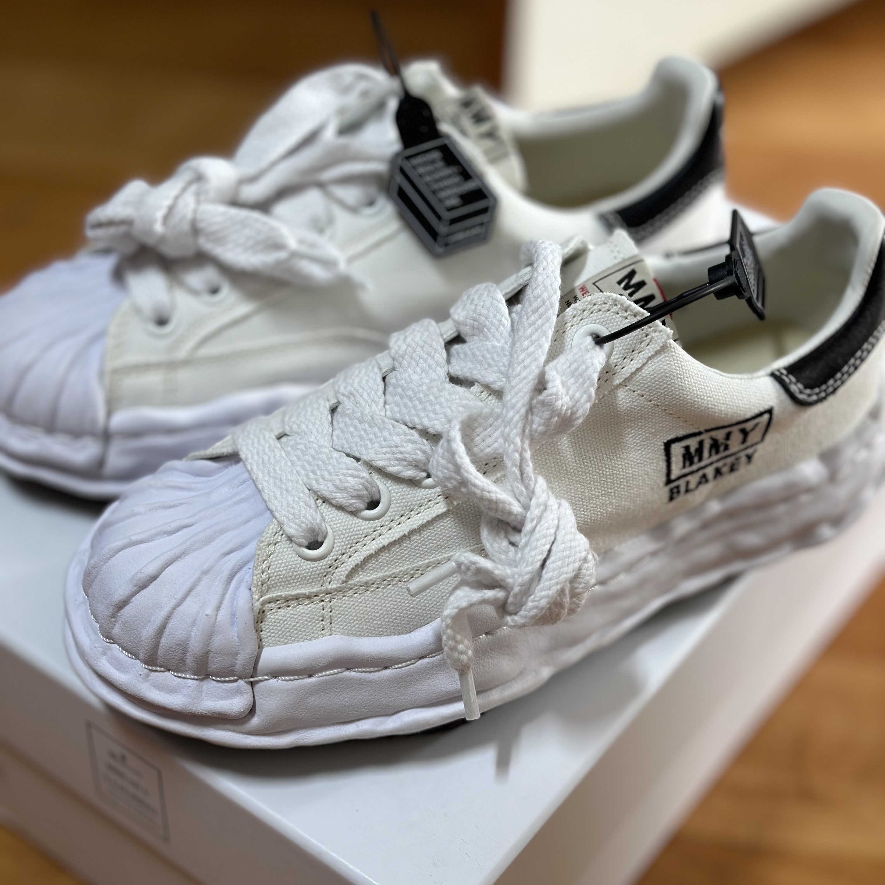 Maison Mihara Yasuhiro Blakey OG Sole Canvas Low-top Sneakers White 착용 스타일
