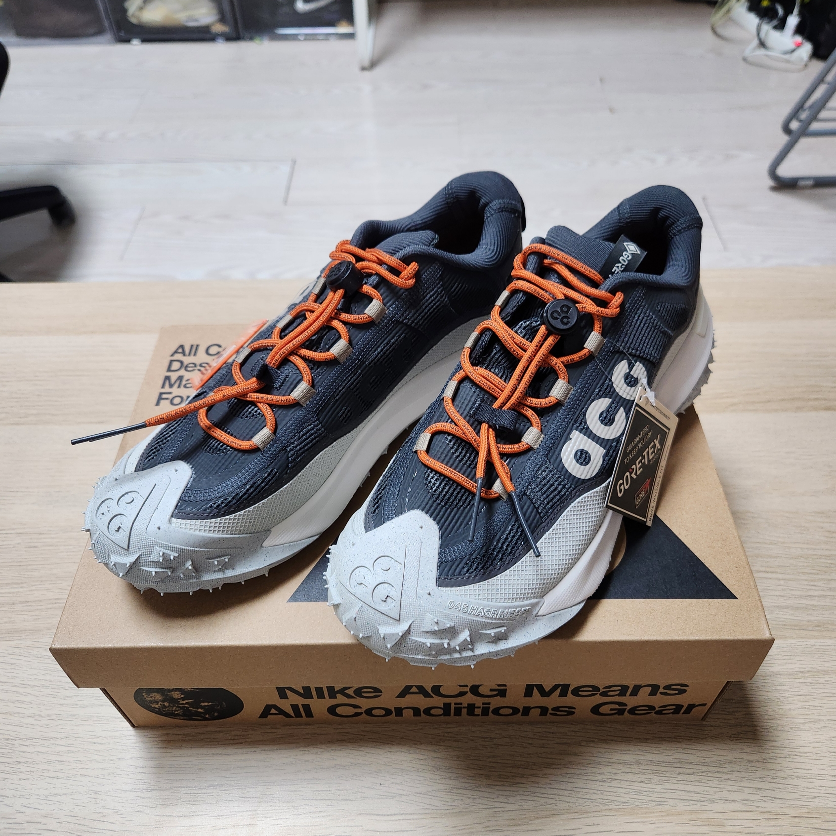 Nike ACG Mountain Fly Low Gore-Tex Dark Smoke Grey 착용 스타일 - 1