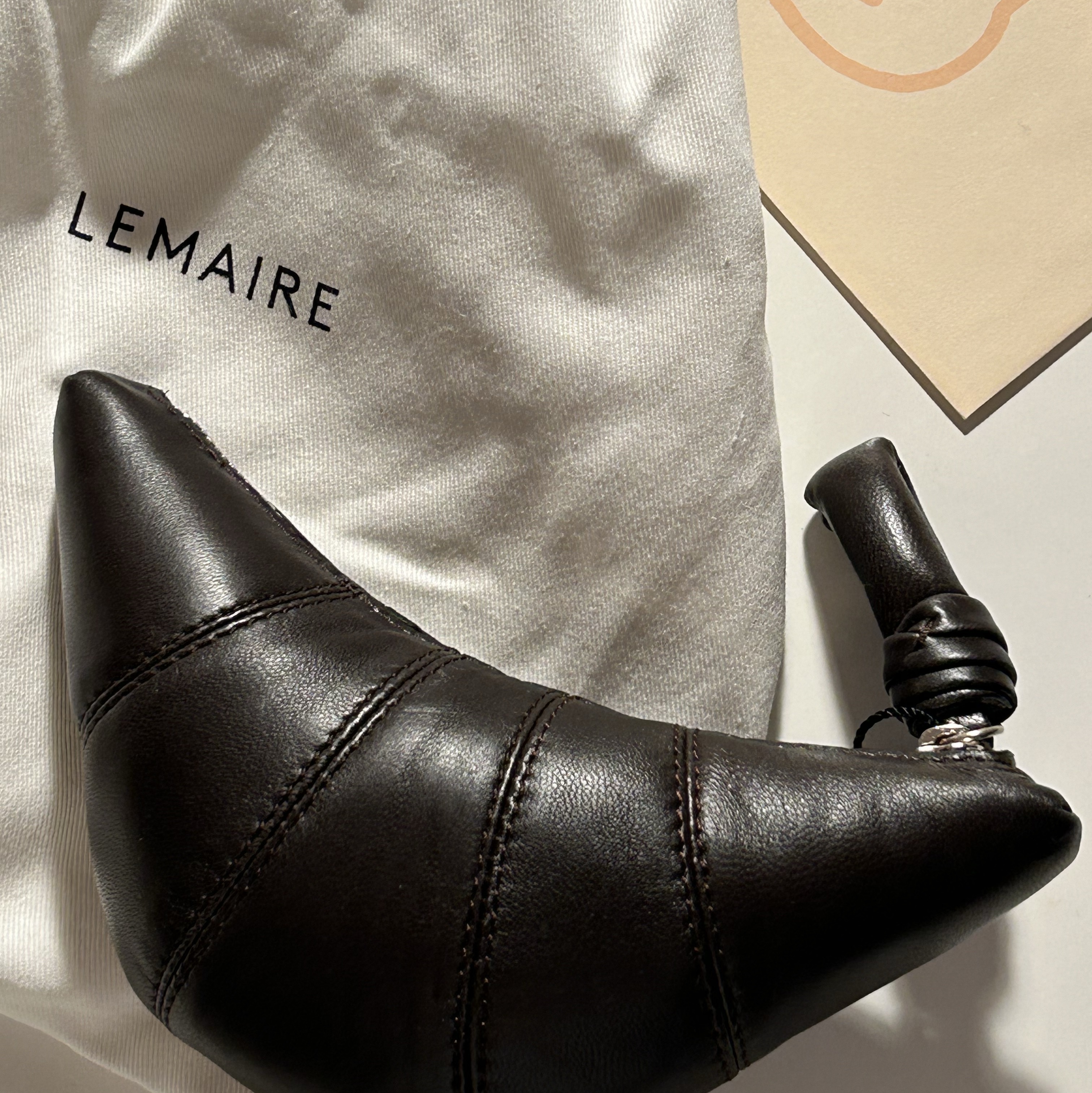 Lemaire Croissant Coin Purse Soft Nappa Leather Dark Chocolate 착용 스타일