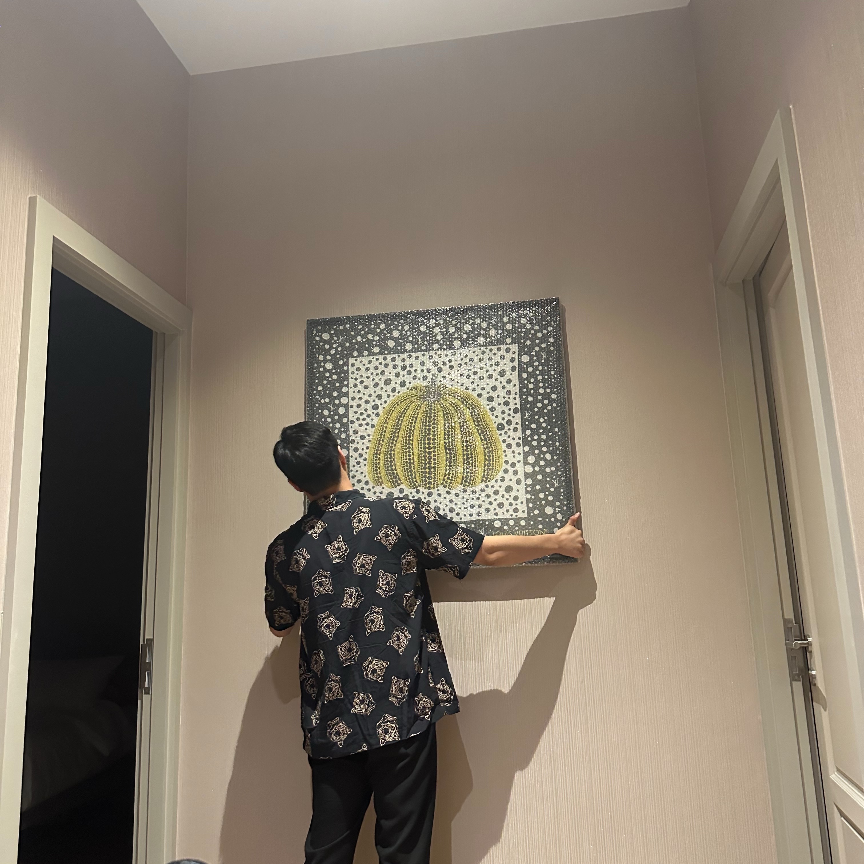 (W) Louis Vuitton x YK Infinity Dots Square 90 Yellow Black 착용 스타일