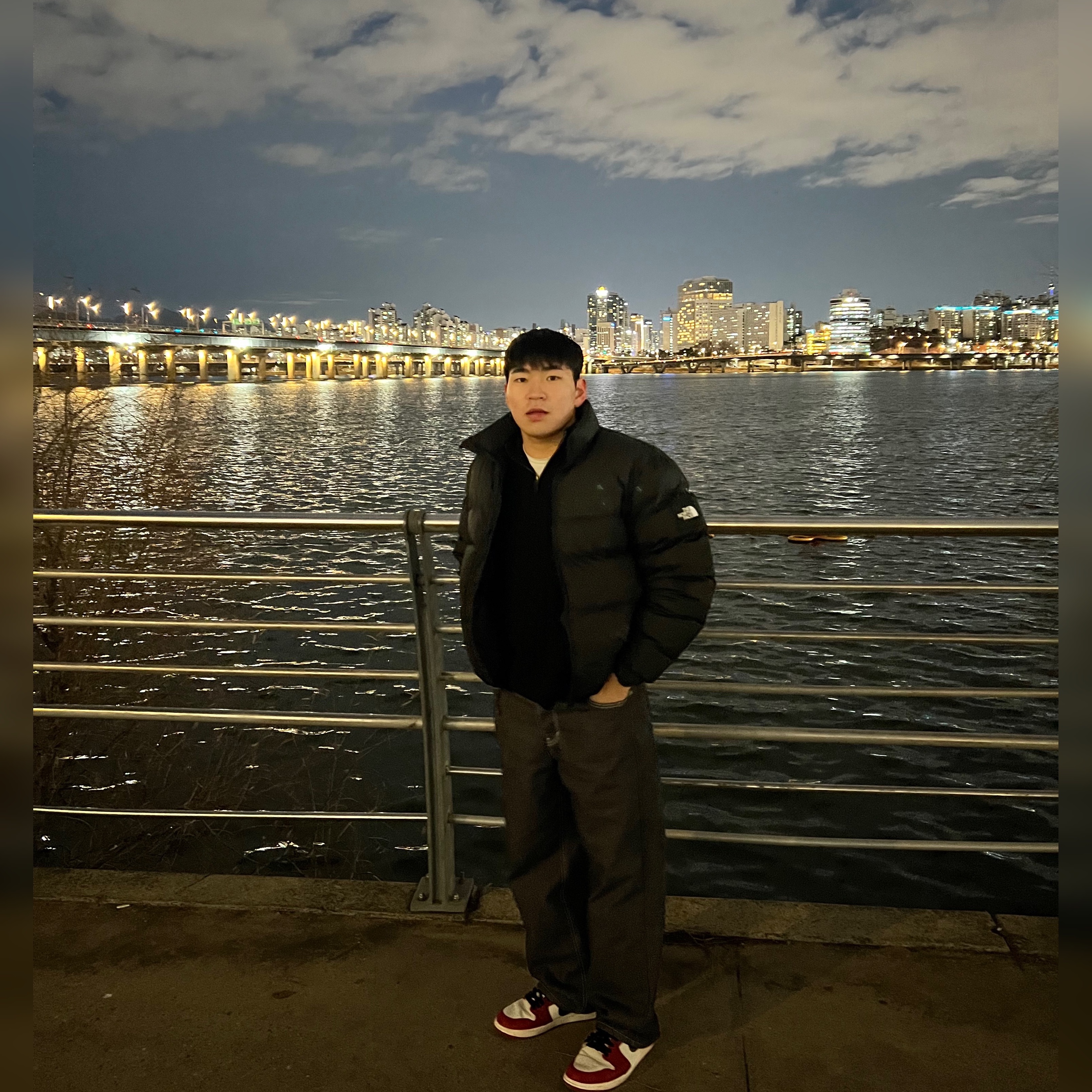 The North Face 1992 Nuptse Jacket Black, Jordan 1 Retro High OG Chicago 2022 착용 스타일 - 3