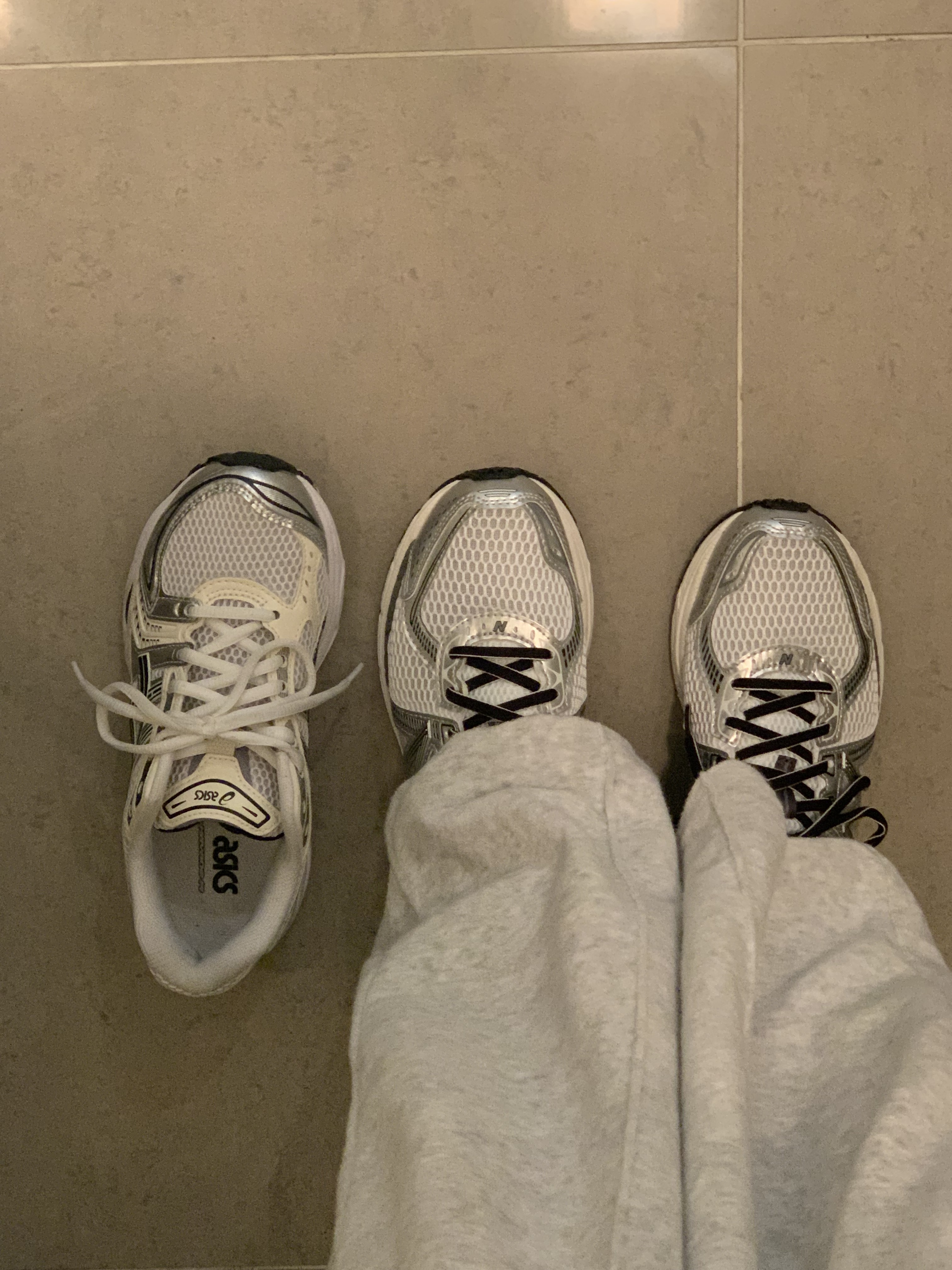 (W) Asics Gel-Kayano 14 White Midnight, New Balance 860v2 Optic White 착용 스타일 - 2