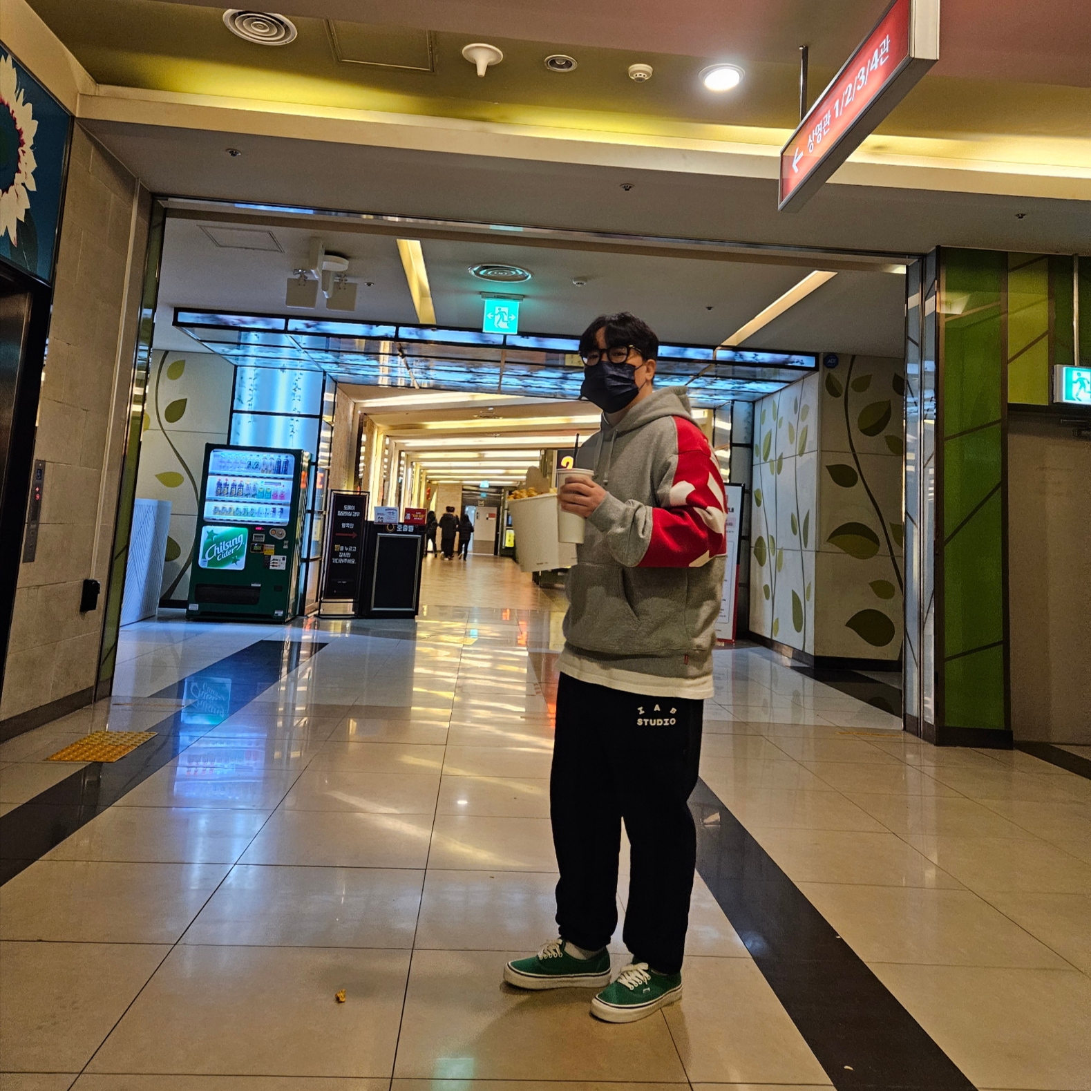 Supreme Big Logo Jacquard Hooded Sweatshirt Heather Grey - 23FW, IAB Studio Sweatpants Navy - 21SS 착용 스타일 - 2