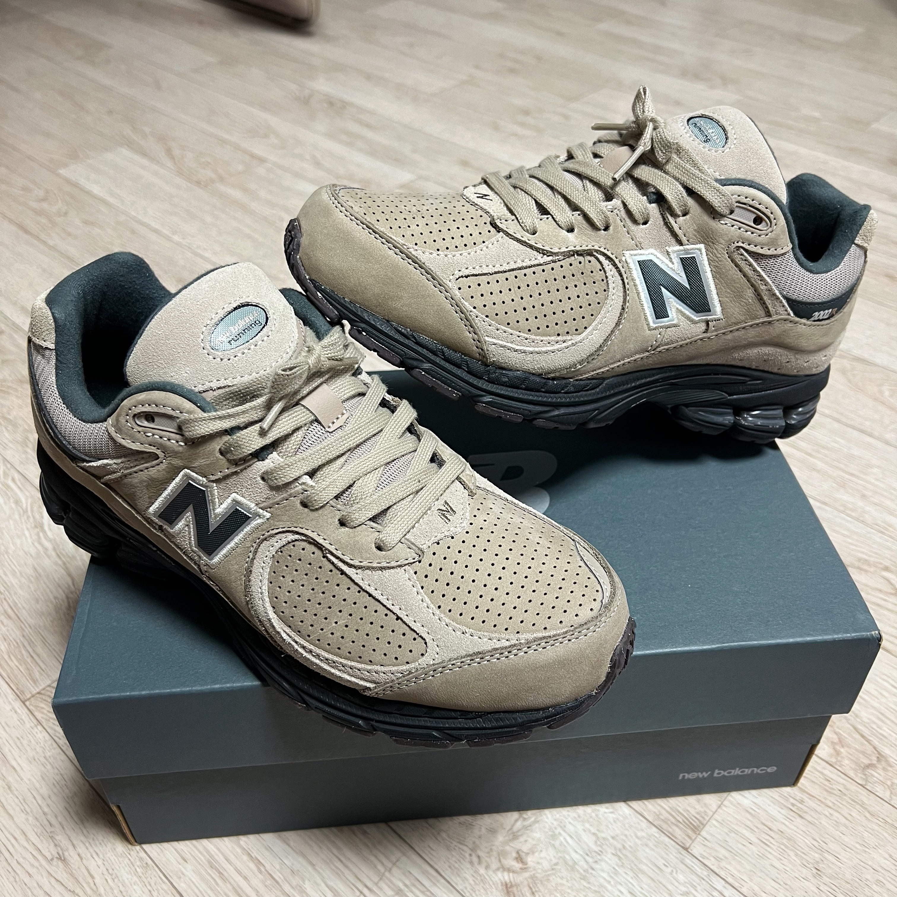 New Balance 2002R Beige 착용 스타일