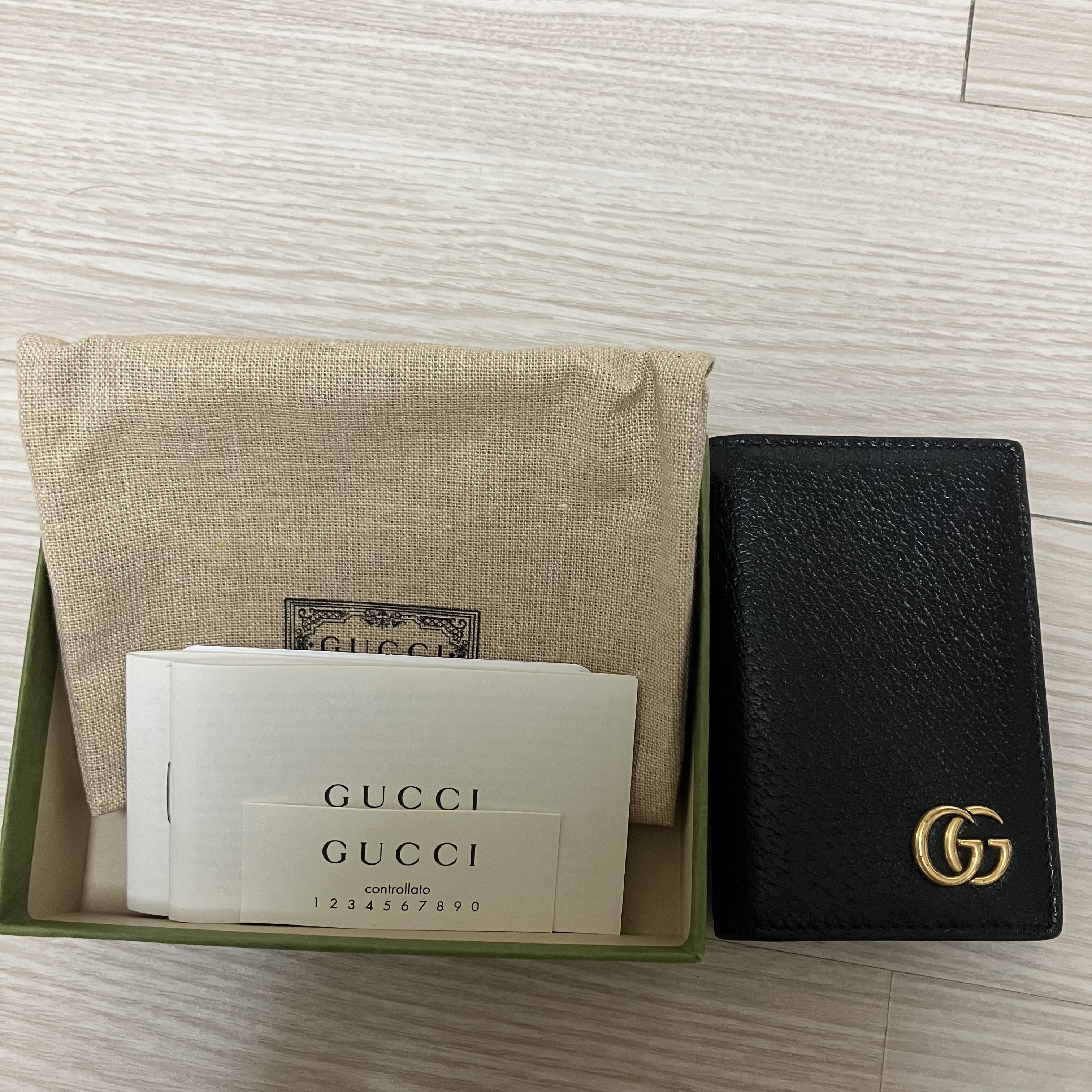 Gucci GG Marmont Leather Card Case Black 착용 스타일