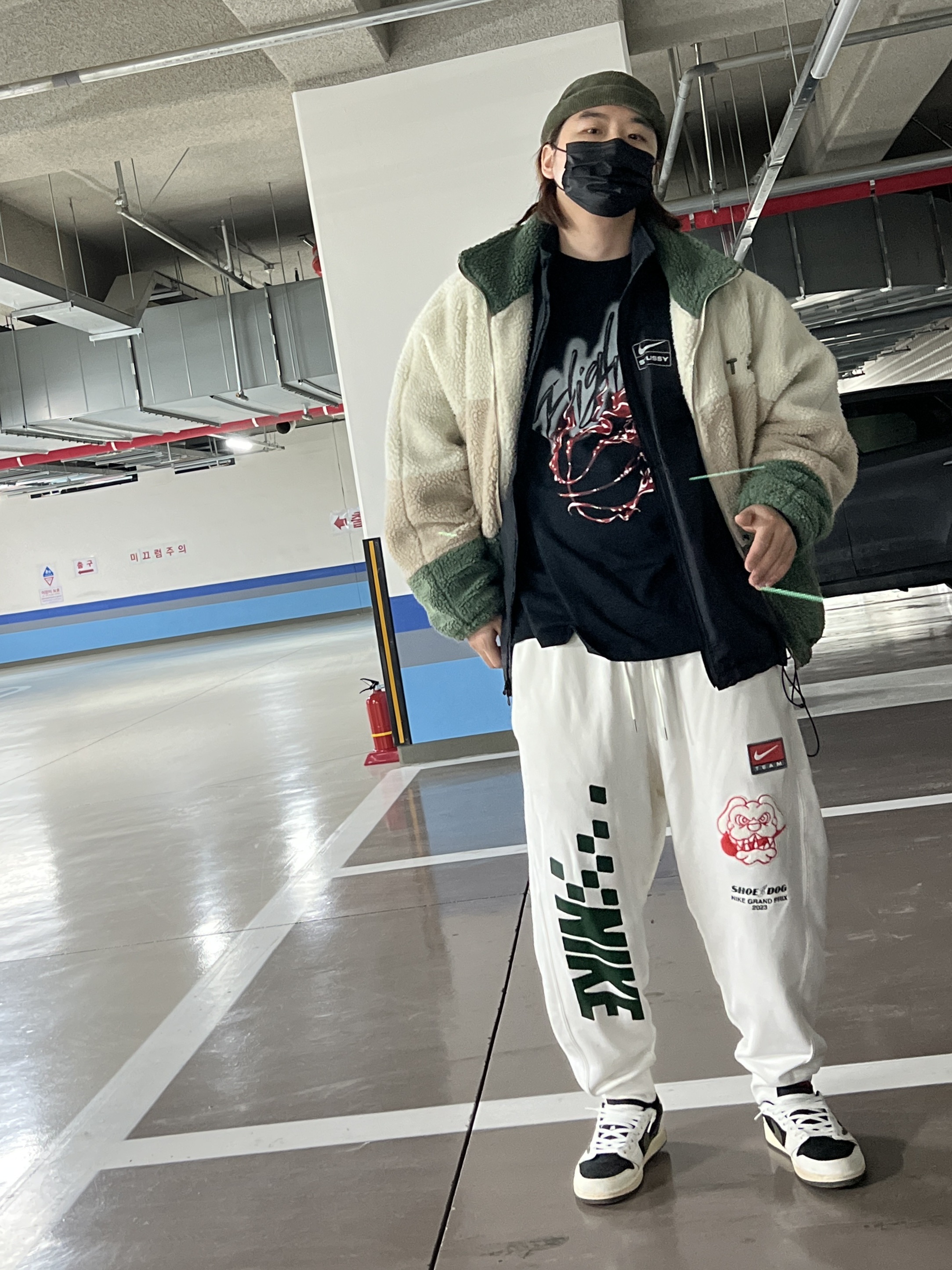 (W) Jordan 1 x Travis Scott Retro Low OG SP Medium Olive, Nike x Stussy NRG FL Storm-Fit Jacket Black (DO5304-010) 착용 스타일 - 1
