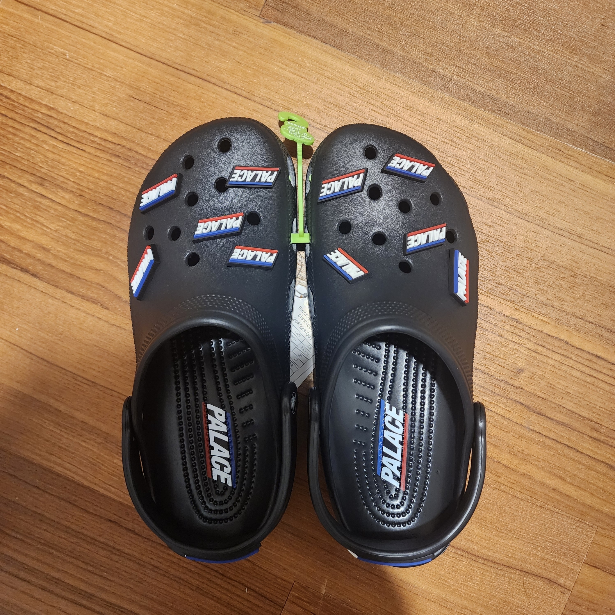 Crocs x Palace Classic Clog Black 착용 스타일 - 1