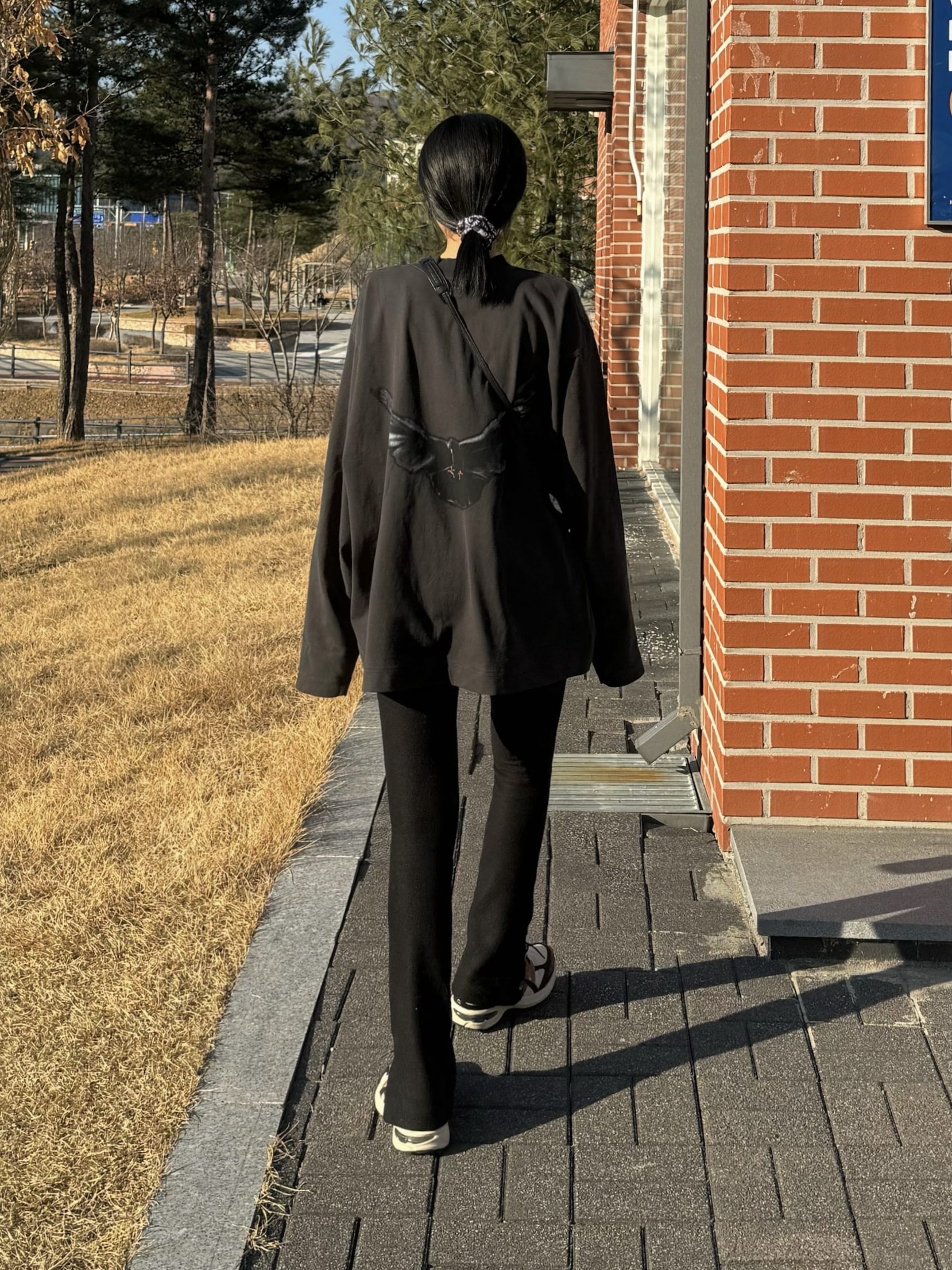 Asics Gel-Terrain Vanilla Black, Yeezy Gap Engineered By Balenciaga Dove Long Sleeve T-Shirt Black 착용 스타일 - 1