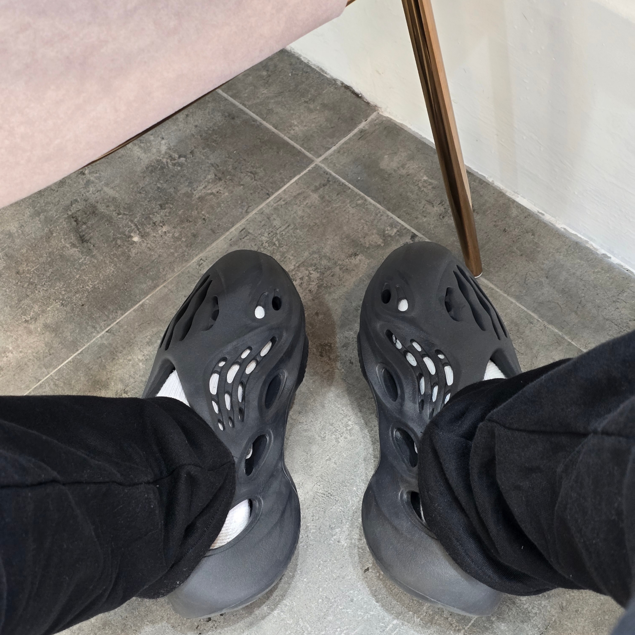Adidas Yeezy Foam RNNR Onyx 착용 스타일