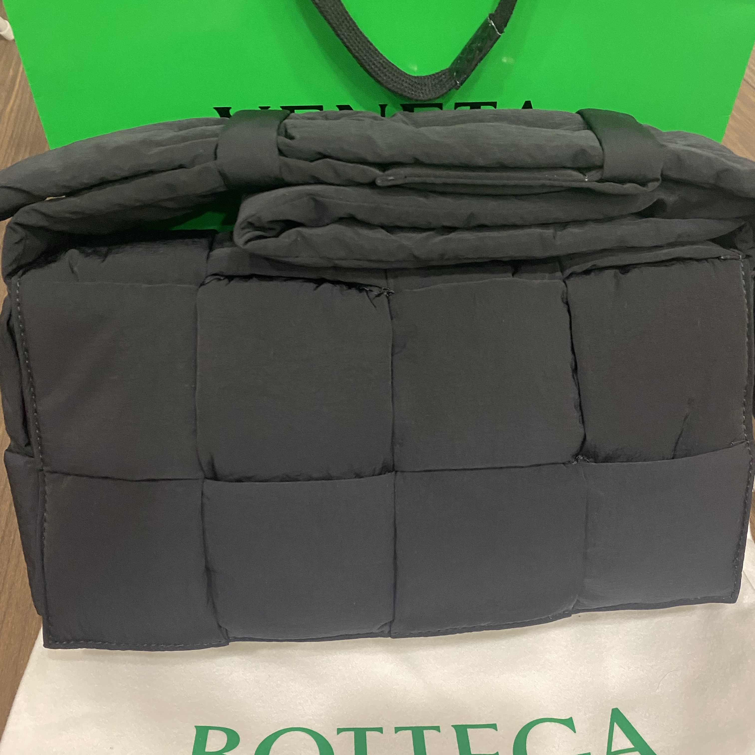 Bottega Veneta Padded Tech Cassette Black 착용 스타일