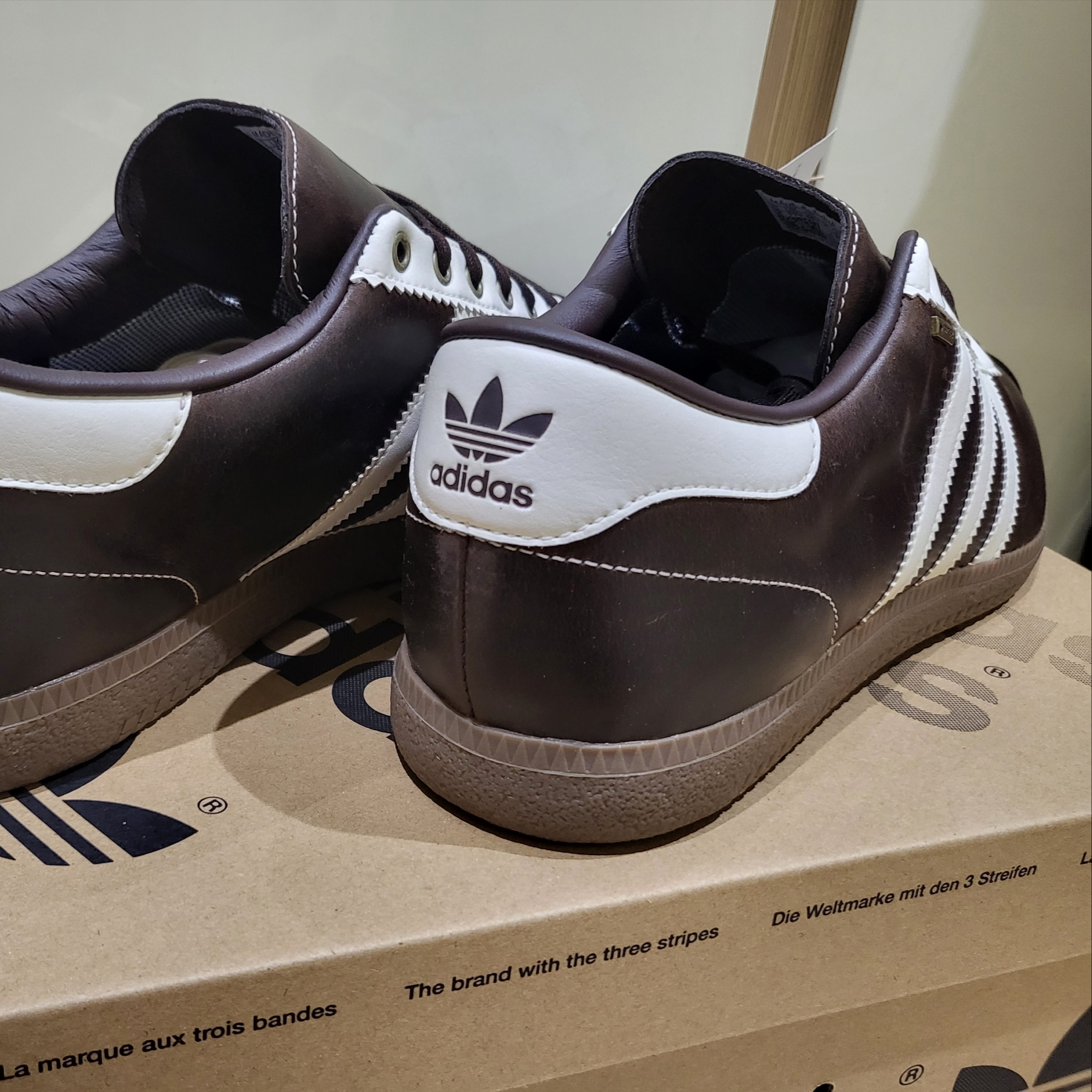 Adidas Bern GTX Dark Brown Cream White 착용 스타일 - 3