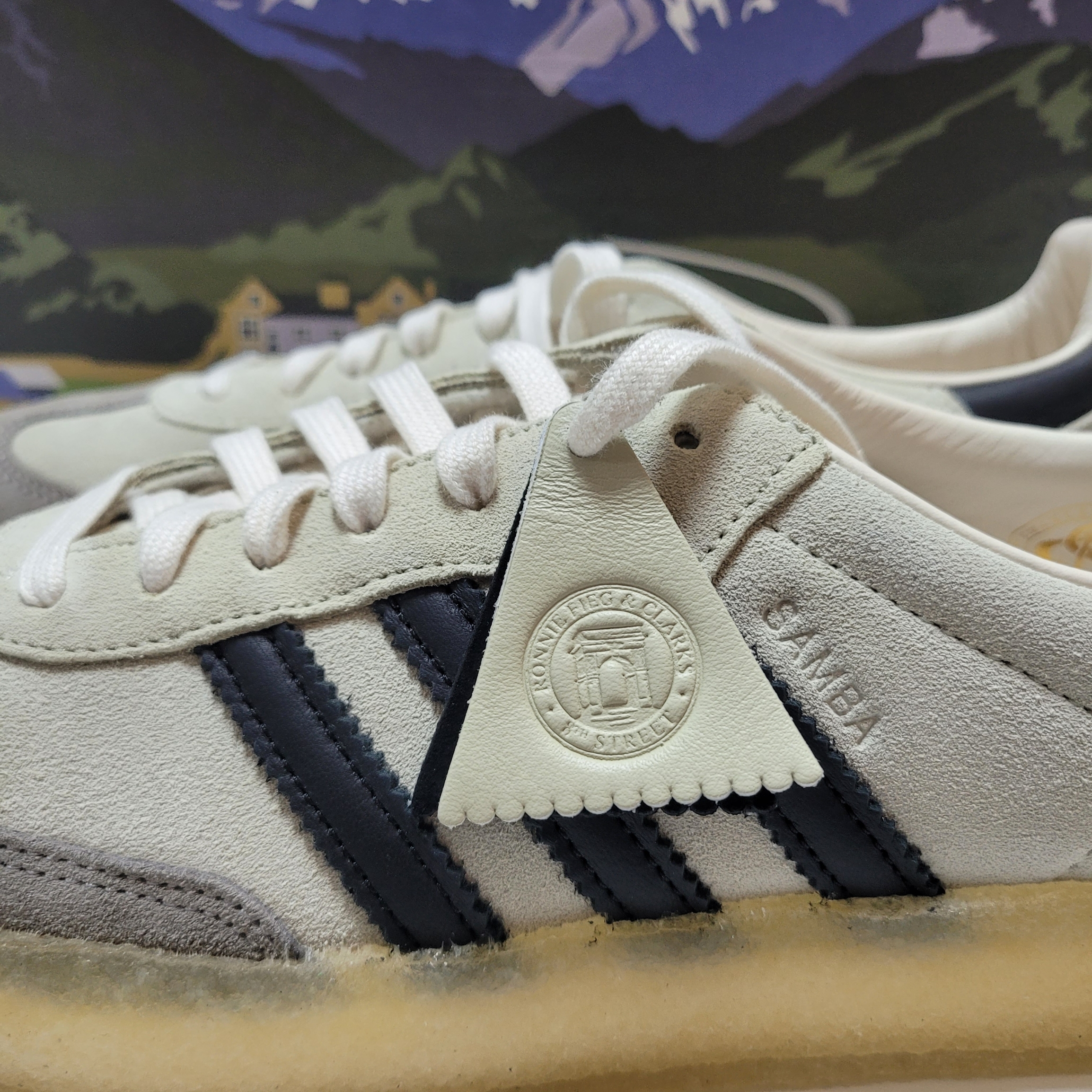 Adidas x Clarks x Ronnie Fieg 8th Street Samba Chalk White Core Black 착용 스타일 - 2