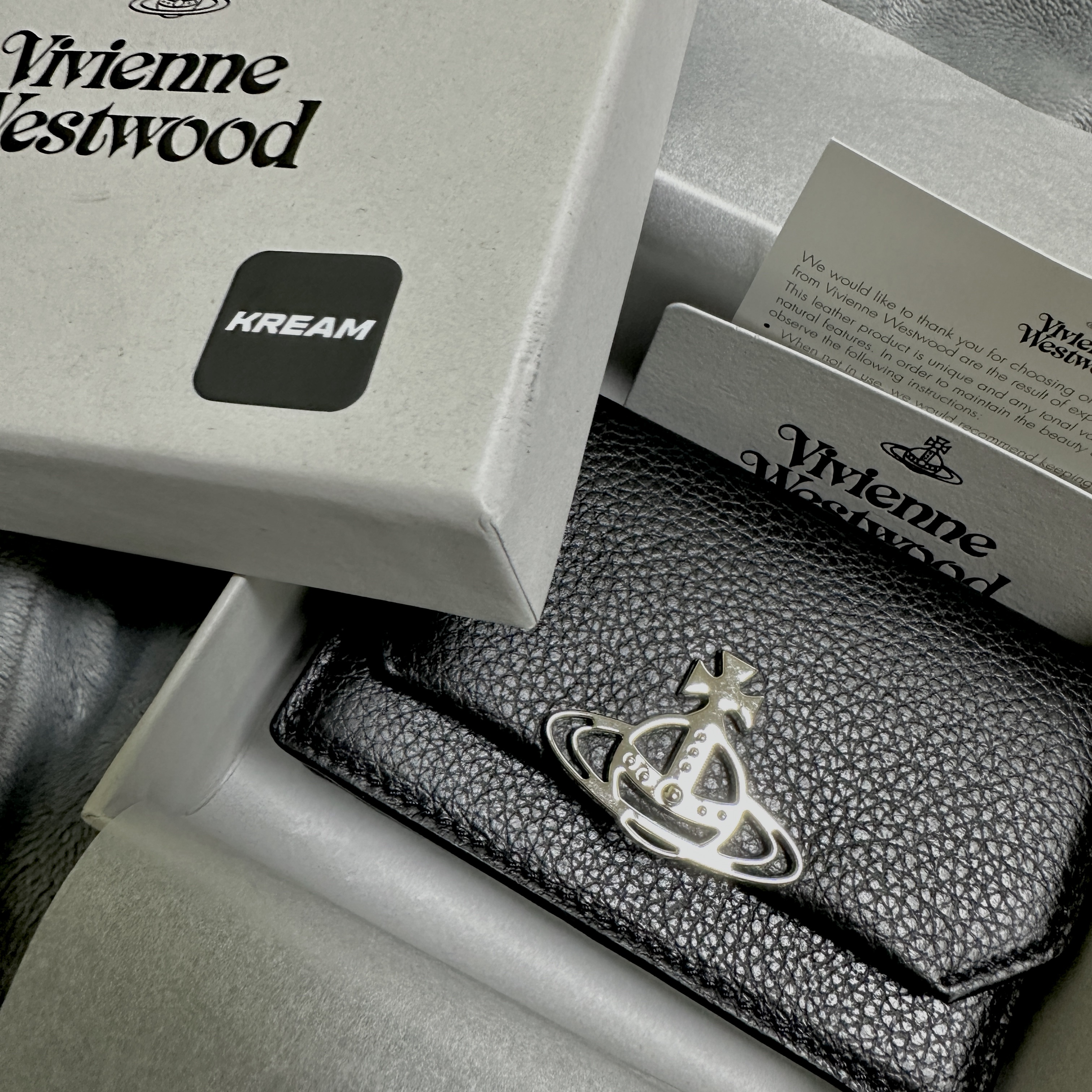 Vivienne Westwood Grain Leather Business Card Holder Black 착용 스타일