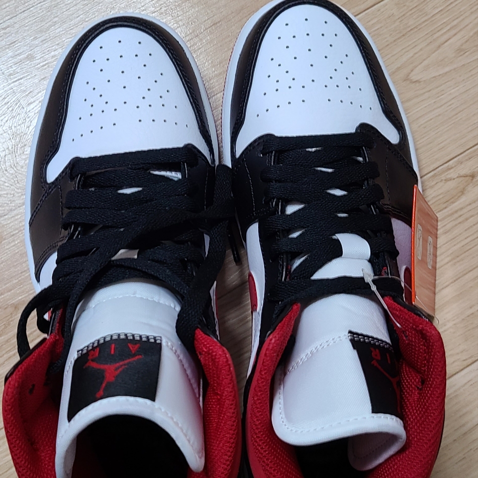 Jordan 1 Mid Gym Red Black White 착용 스타일 - 2
