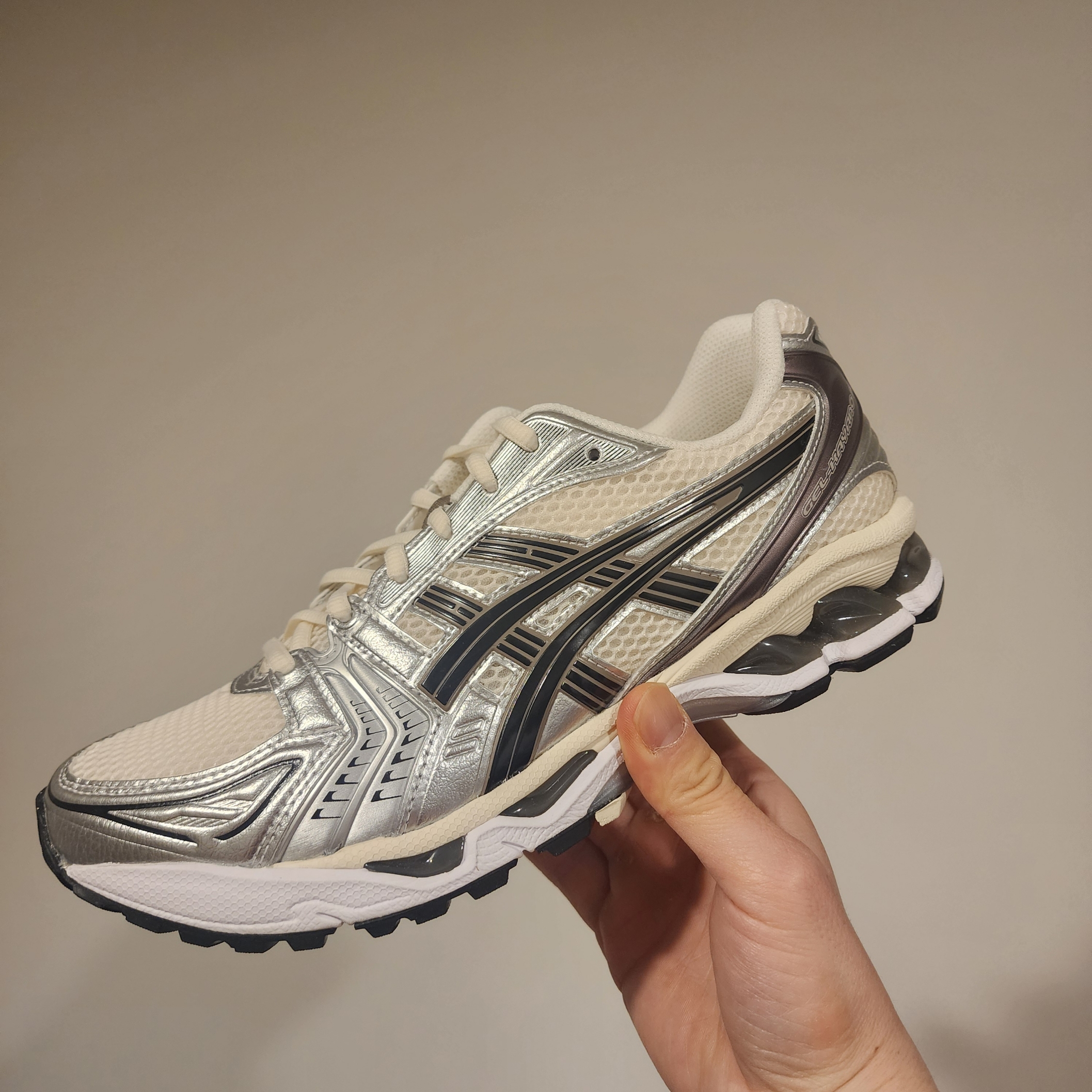 Asics Gel-Kayano 14 Cream Black 착용 스타일 - 1