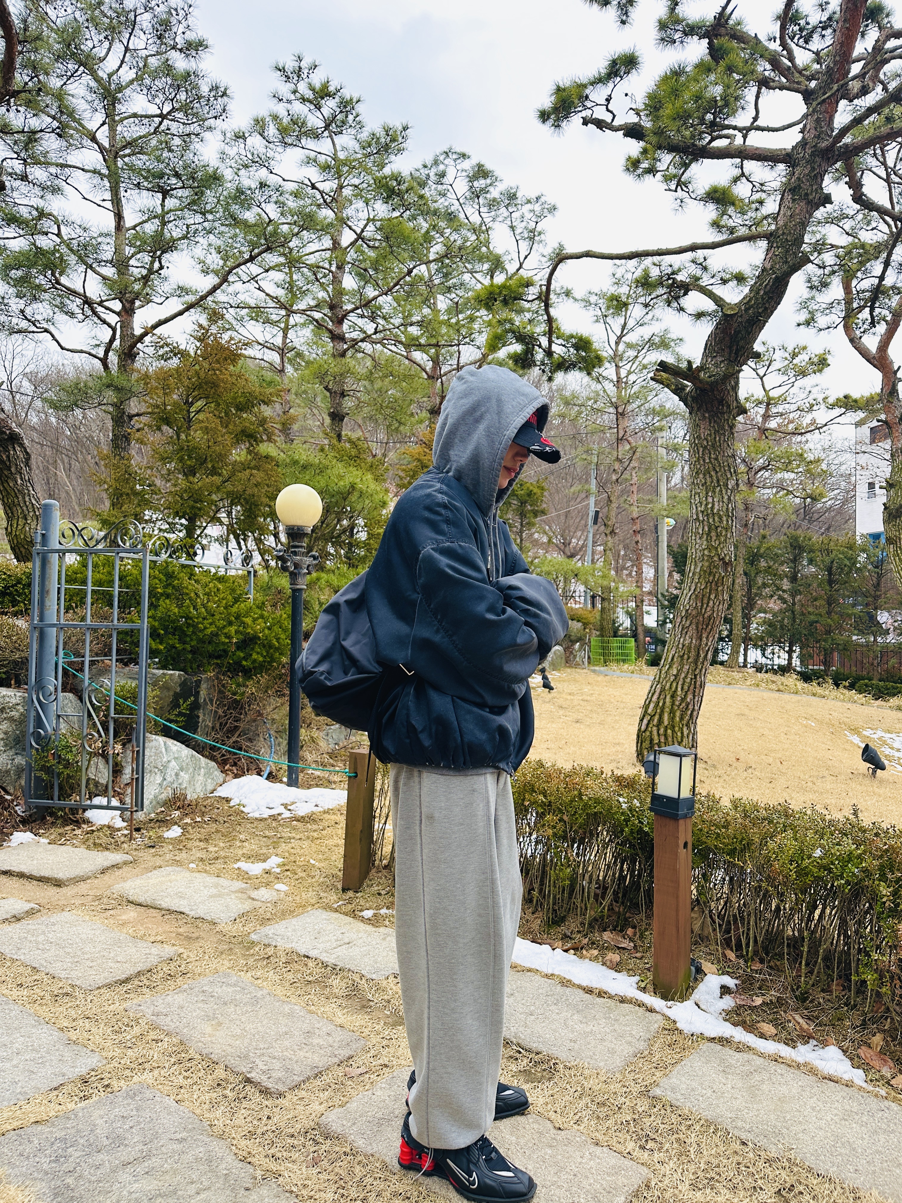 Nike x Martine Rose Shox MR4 Black, Nonnod x Undermycar Esker Jacket Crown Blue 착용 스타일 - 2