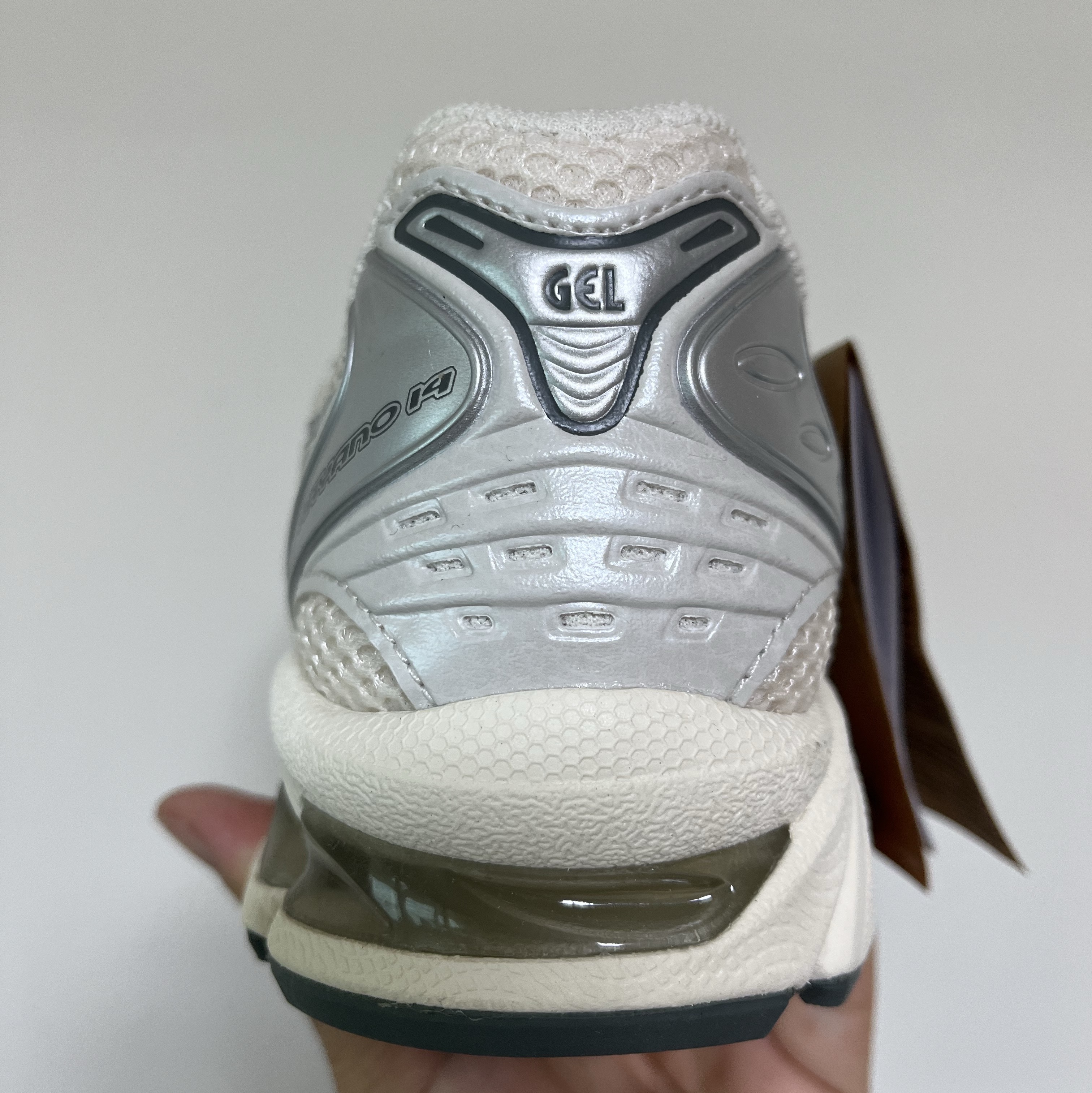 Asics Gel-Kayano 14 Birch Dark Pewter 착용 스타일 - 3
