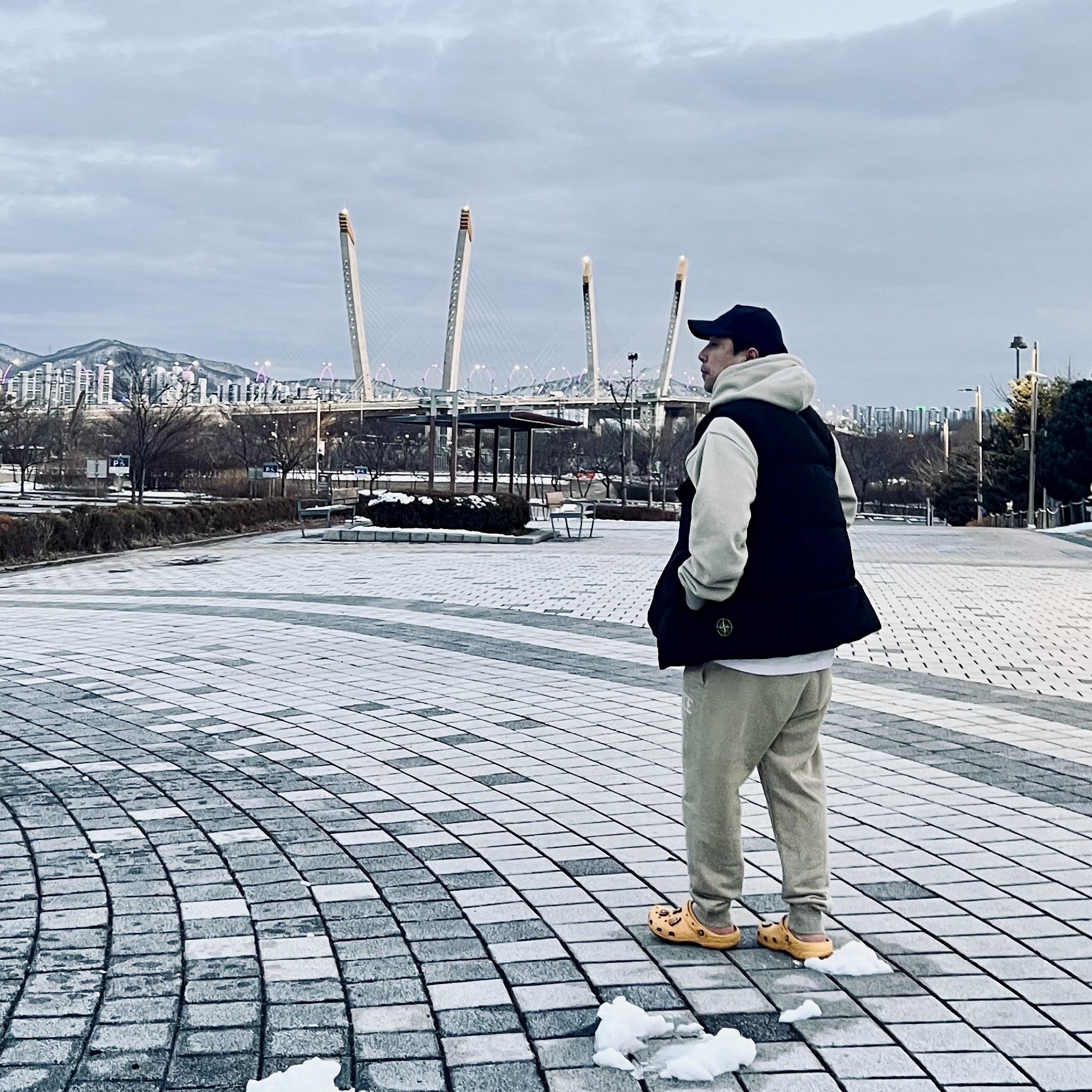 Crocs x Justin Bieber x Drew Classic Clog Canary, Nike SB Heritage 86 Corduroy WSD Cap Navy 착용 스타일