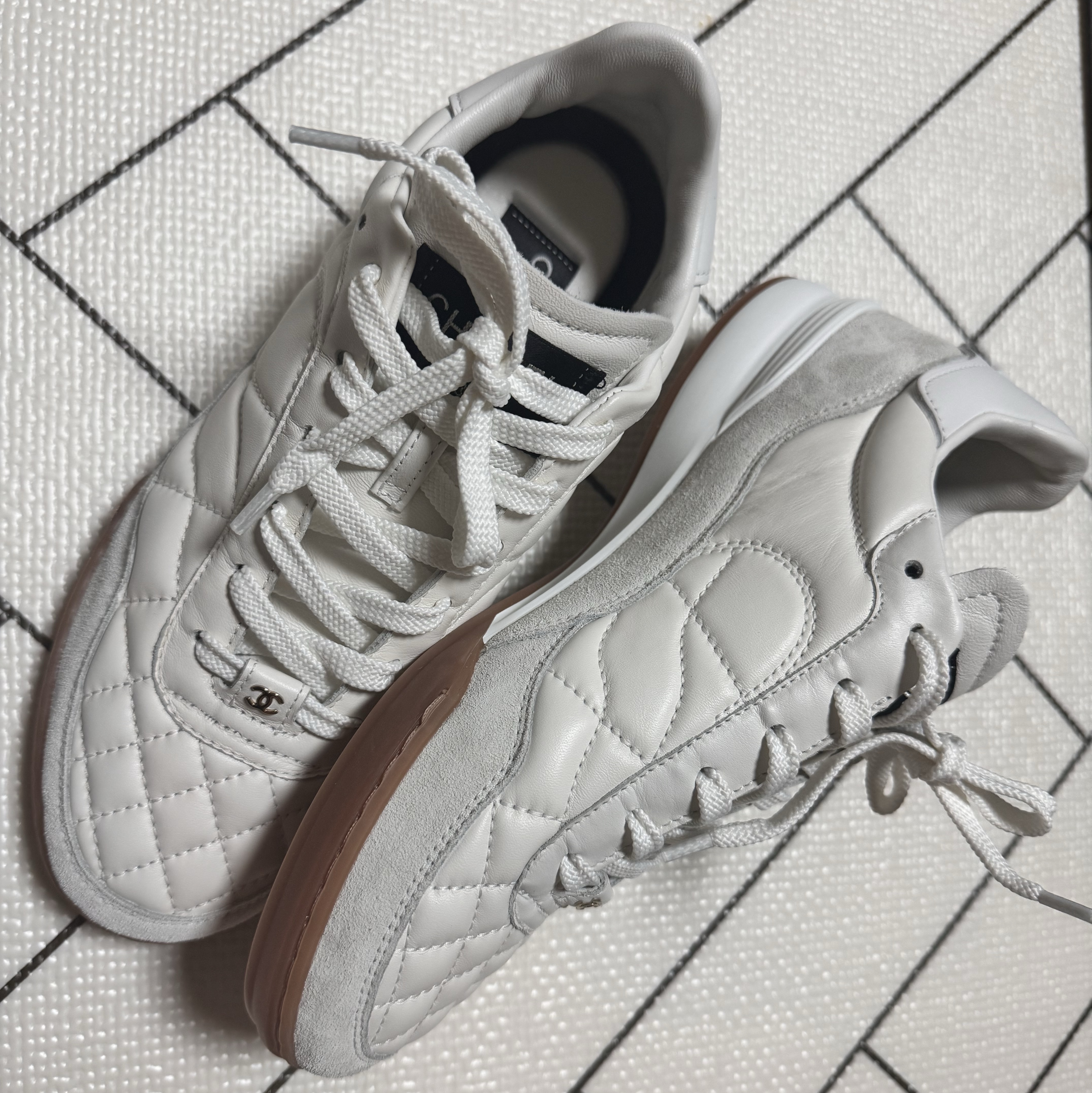 (W) Chanel Sneakers Calfskin Suede Calfskin & White 착용 스타일