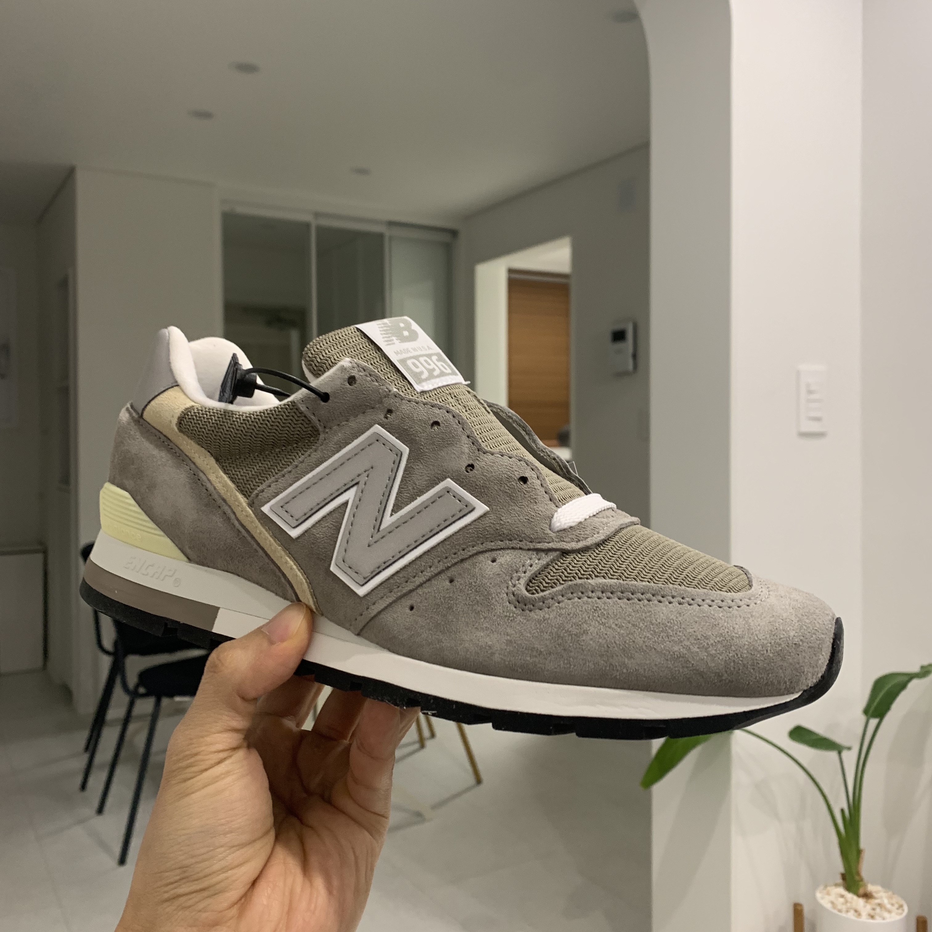 New Balance Made in USA 996 Grey 착용 스타일 - 1