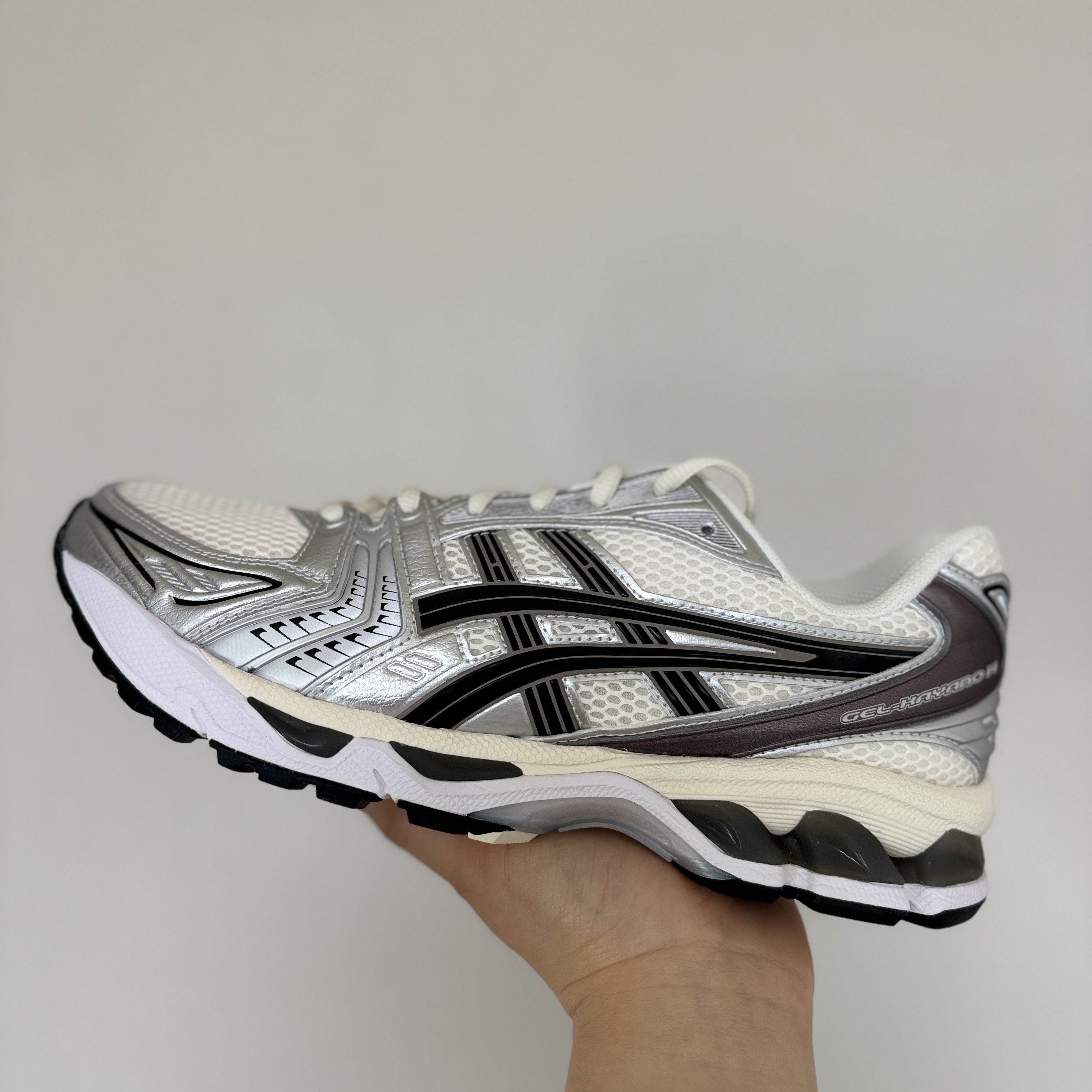 Asics Gel-Kayano 14 Cream Black 착용 스타일 - 1