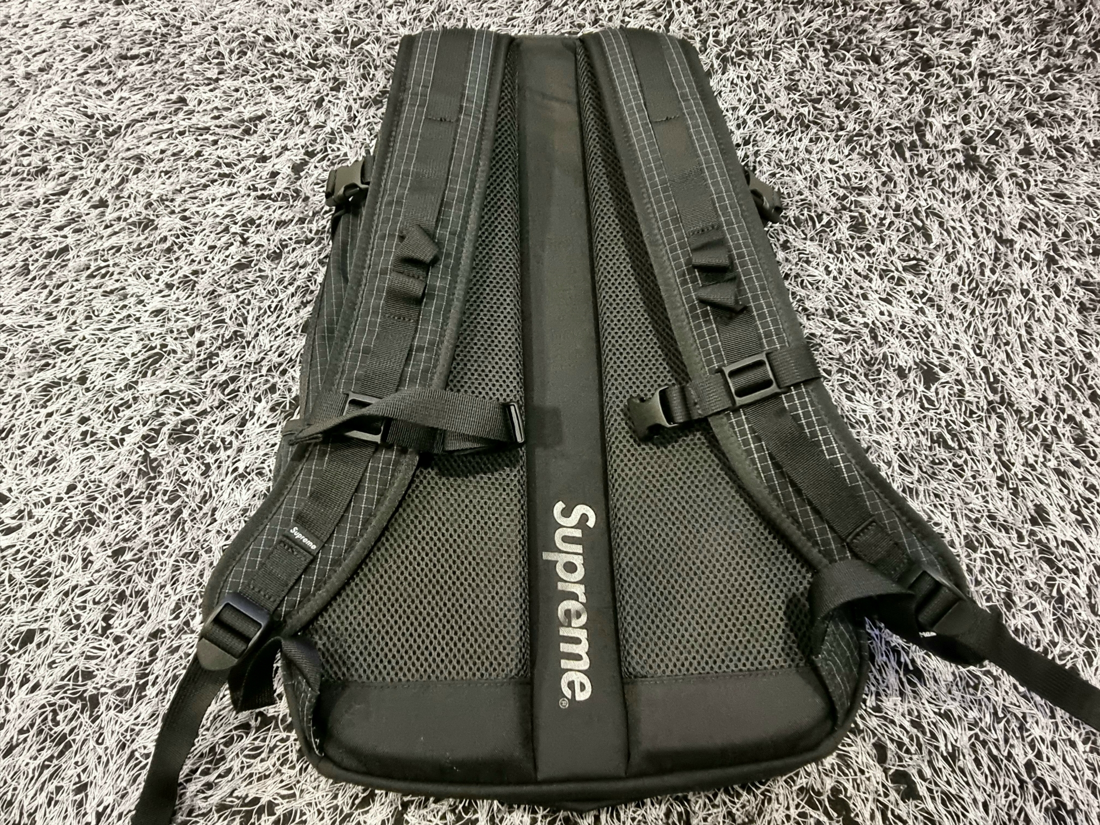 Supreme Backpack Black - 24SS, Supreme Mini Duffle Bag Black - 24SS 착용 스타일 - 2