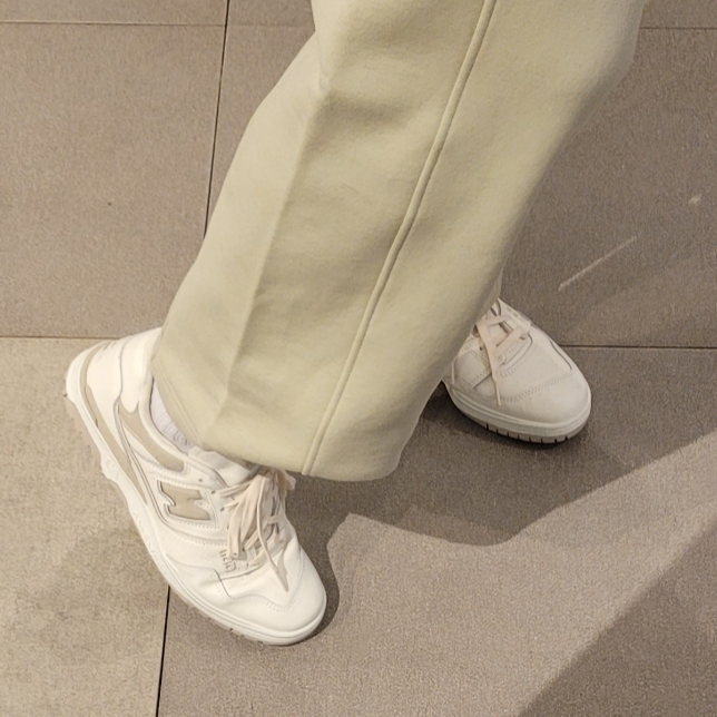New Balance 550 Sea Salt Beige - 2E Wide 착용 스타일 - 2