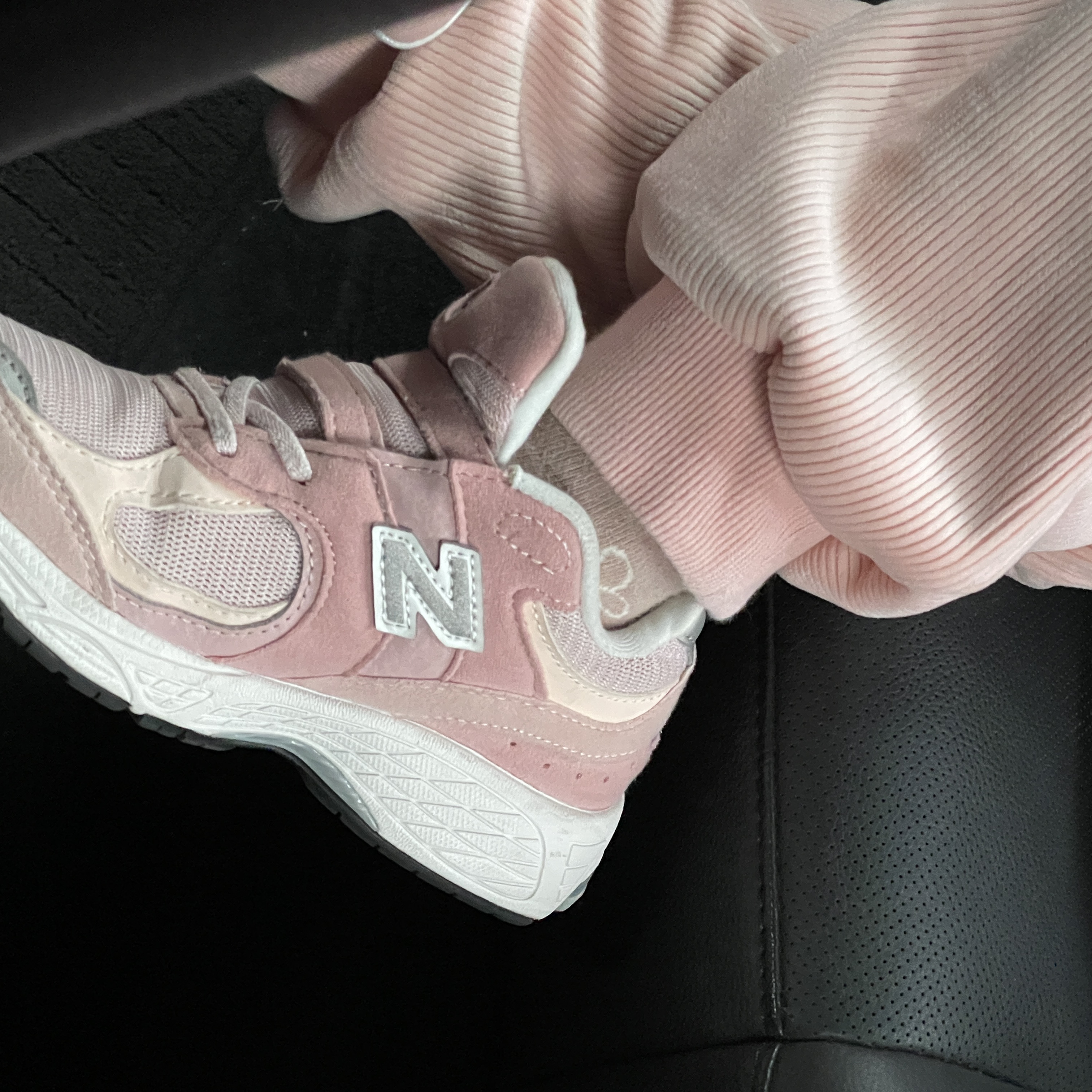 (GS) New Balance 2002R Pink Sand 착용 스타일