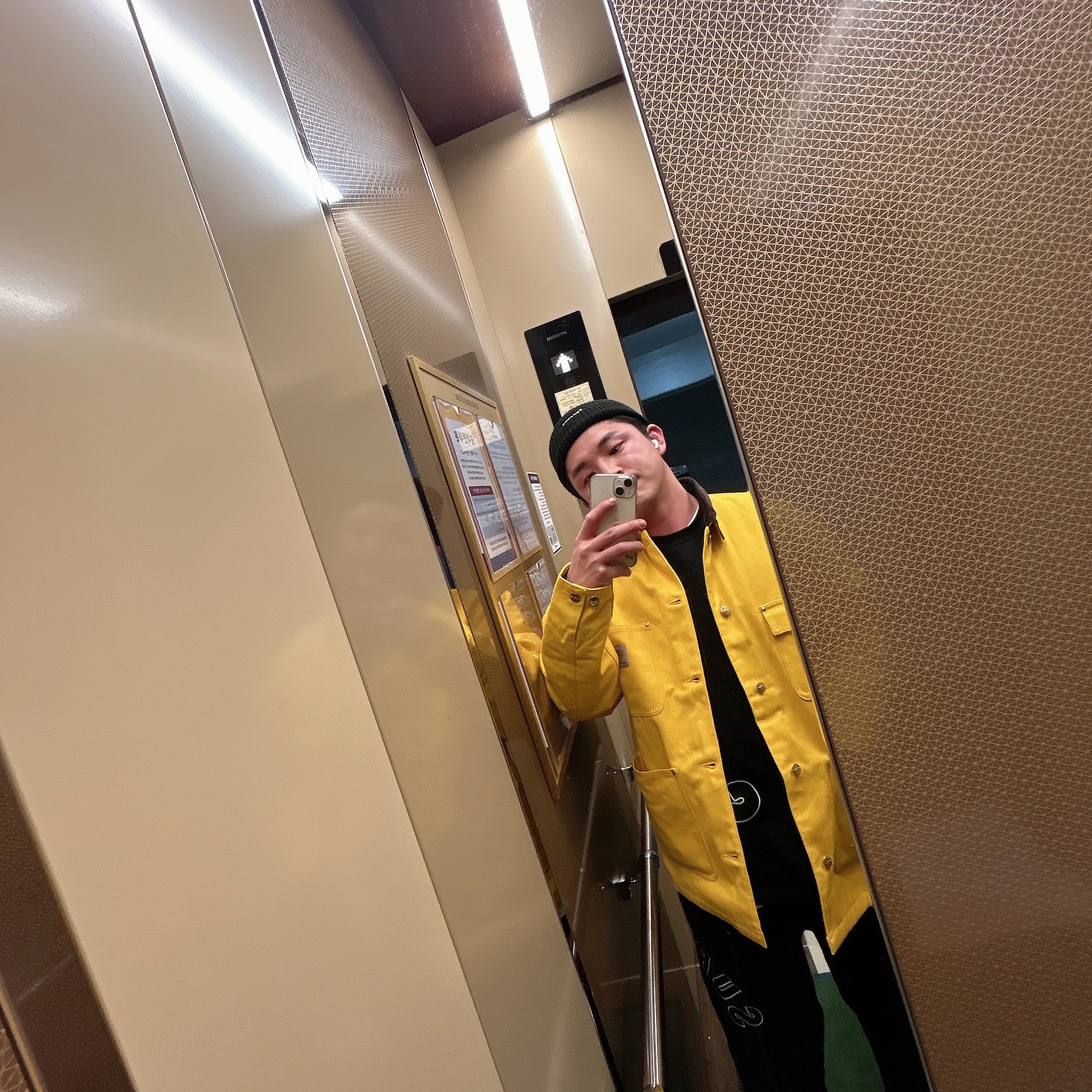 Carhartt WIP x IAB Studio OG Chore Coat Yellow, Supreme Loose Gauge Beanie Black 착용 스타일