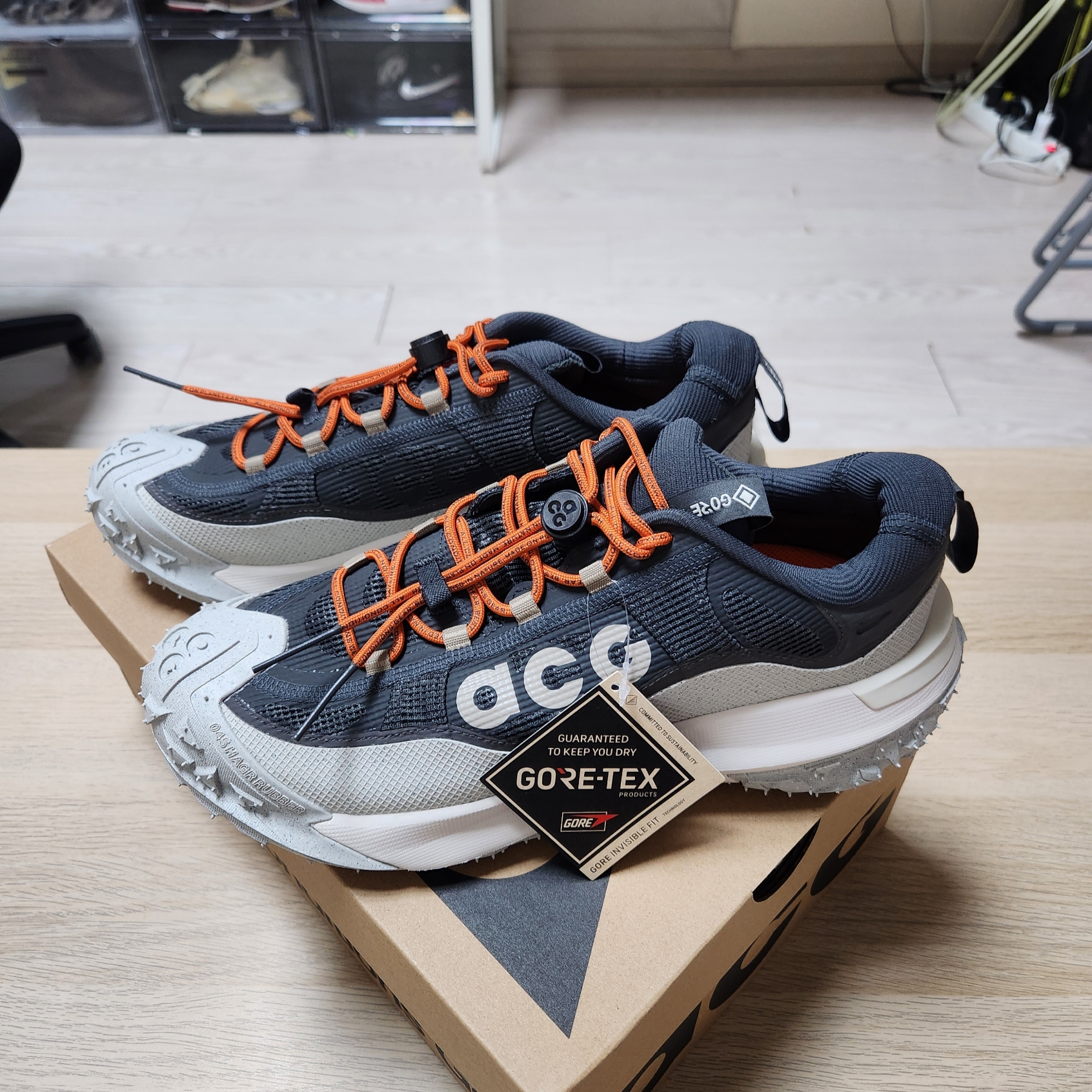 Nike ACG Mountain Fly Low Gore-Tex Dark Smoke Grey 착용 스타일 - 2