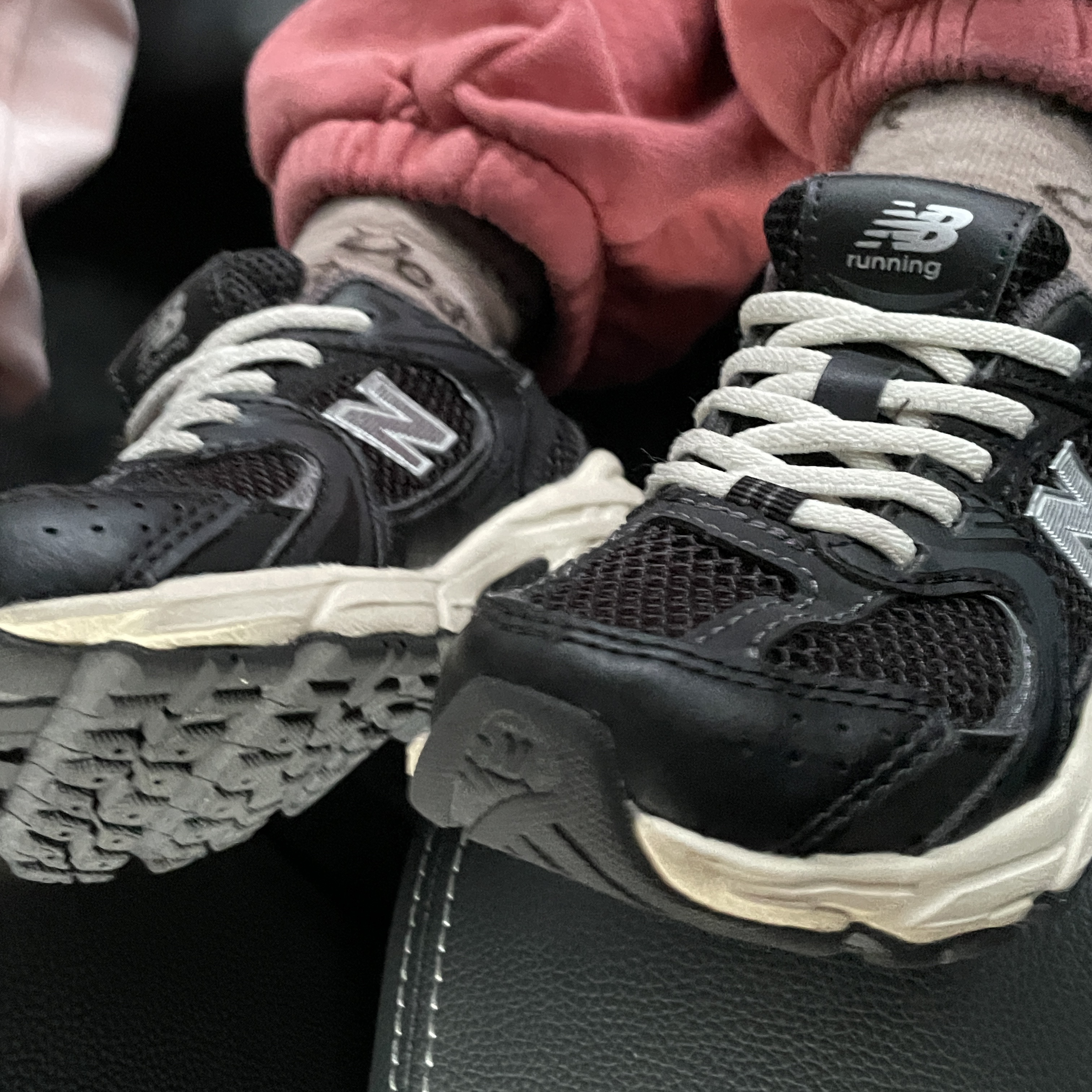 New Balance 530 Classic Black 착용 스타일