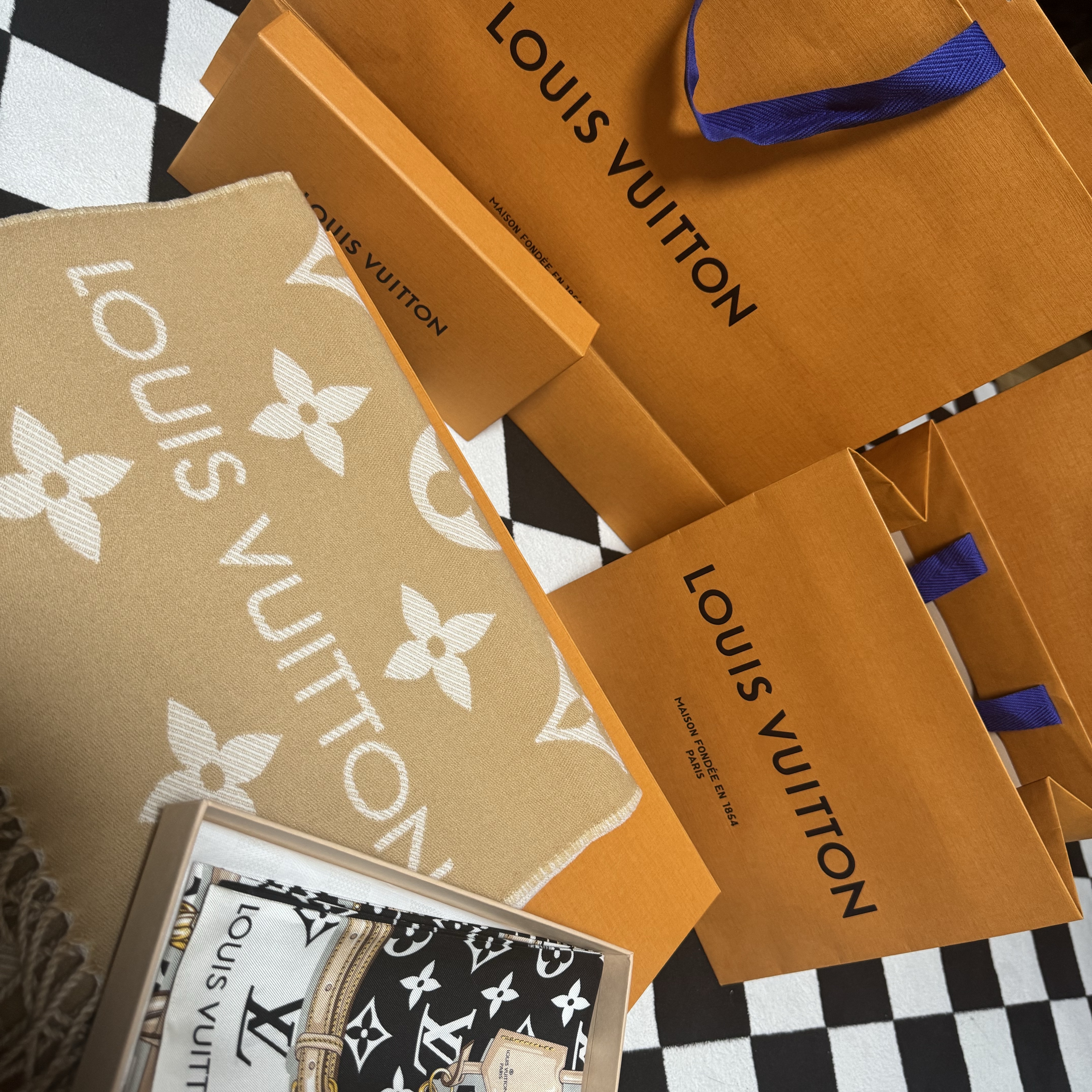 Louis Vuitton Simply Essential Muffler Beige 착용 스타일
