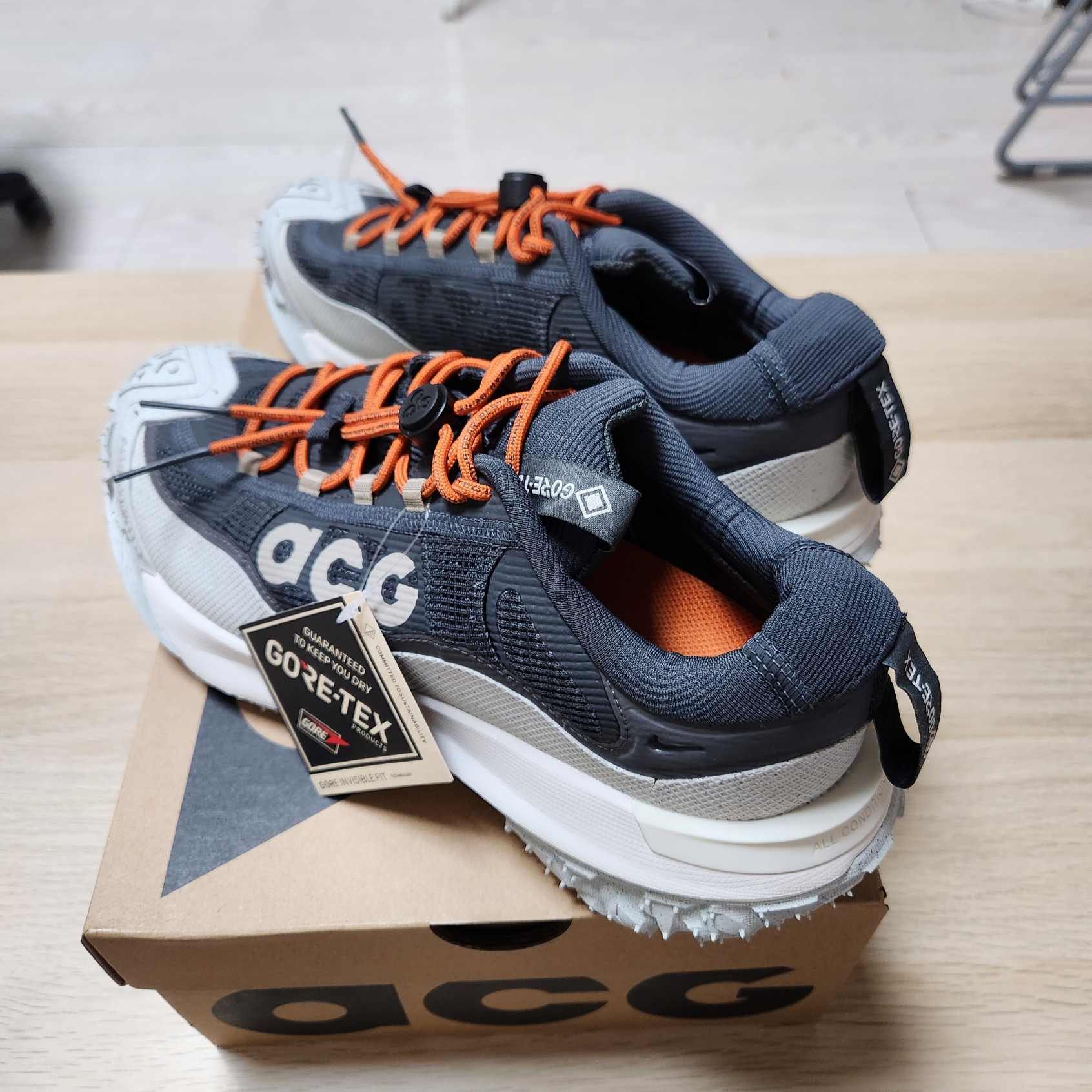 Nike ACG Mountain Fly Low Gore-Tex Dark Smoke Grey 착용 스타일 - 3