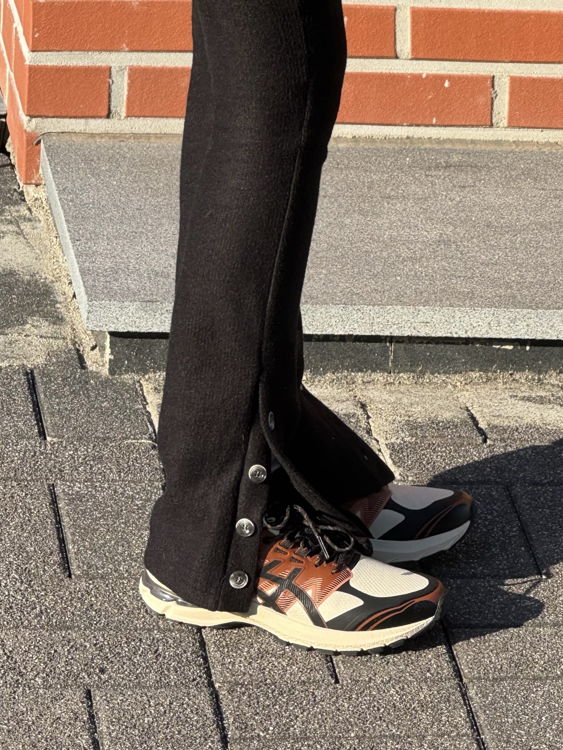 Asics Gel-Terrain Vanilla Black, Yeezy Gap Engineered By Balenciaga Dove Long Sleeve T-Shirt Black 착용 스타일 - 3