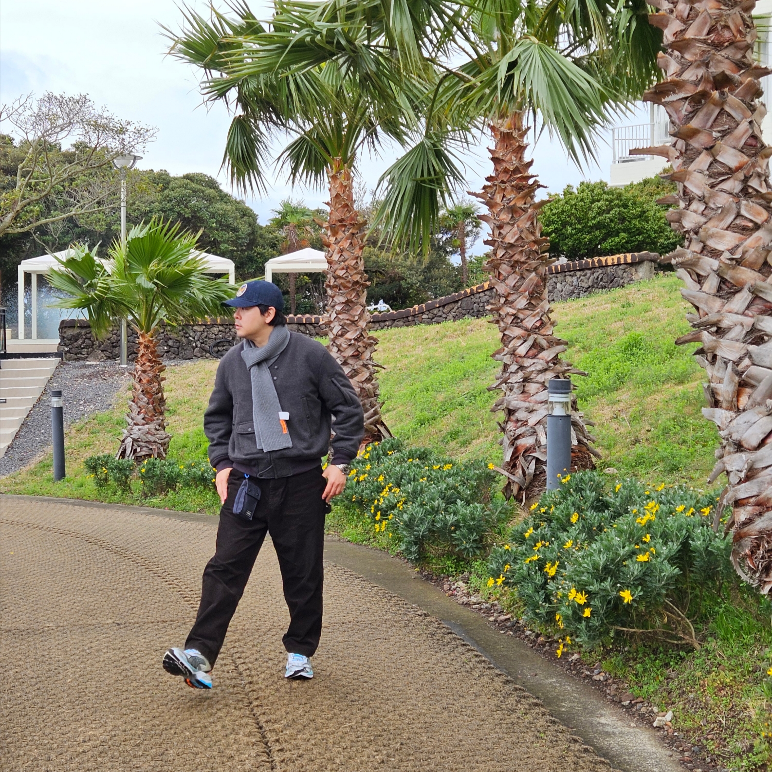 Puma Velophasis Phased White Porcelain, Uniqlo x Engineered Garments Pufftech Short Blouson Dark Gray 착용 스타일 - 7