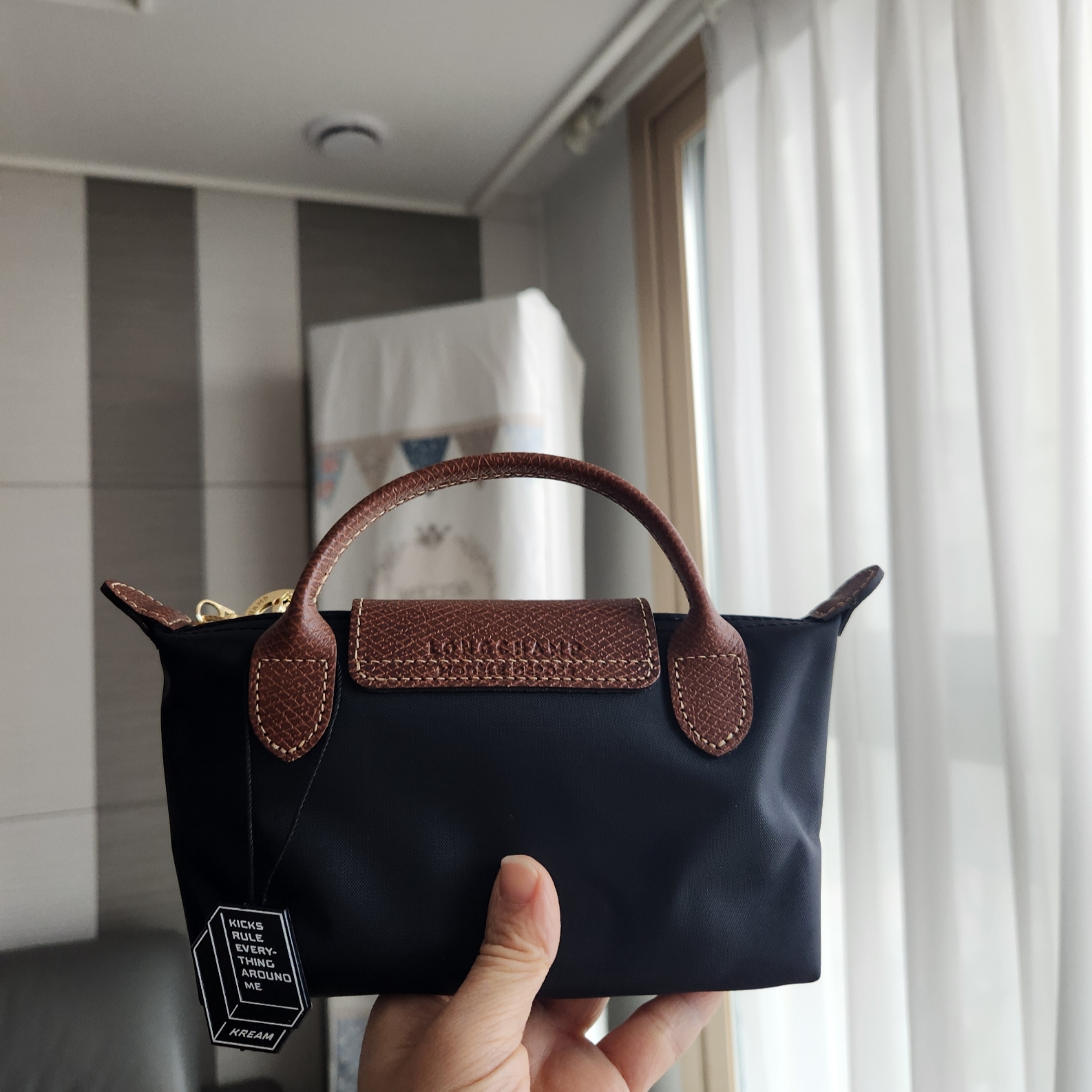 Longchamp Le Pliage Original Handle Pouch Black 착용 스타일 - 2